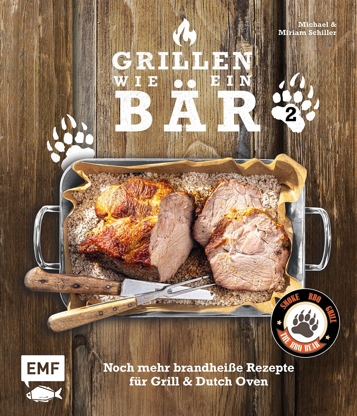 Der Bär grillt wieder!Endlich ist es so weit: Das heiß ersehnte zweite Buch des erfolgreichen Grill-YouTubers The BBQ Bear ist da! Michael und Miriam Schiller heizen den Grill wieder an und im Gepäck – oder besser: auf dem Rost – haben sie 60 neue Rezepte zum Grillen, Smoken und Schlemmen. Ob du das richtige Rezept für deinen Grill oder Dutch Oven suchst, mit Fleisch oder auch mal vegetarisch genießen möchtest oder schon immer mal wissen wolltest, wie du das perfekte Steak grillst – hier bist du goldrichtig!Was dich in diesem Buch erwartet:Nach dem Erfolg von „Grillen wie ein Bär“ – das zweite Buch des beliebten Grill-YouTubers The BBQ Bear Einfach grillen, genussvoll schlemmen: 60 neue Rezepte für Grill und Dutch OvenGewusst wie! Mit hilfreichen Tipps und ultimativem Steak-Guide selbst zum Grillbär werdenMit BBQ Bear Michael wird Grillen zum Kinderspiel – das bestätigen auch seine 130.000 Abonnent*innen. Denn mit genialen Rezepten wie Cheeseburgerschnecken, bunten Hähnchen-Spießen und dem weltbesten Chimichurri kann man gar nichts falsch machen. Und auch die süßen Leckermäuler werden bestens versorgt, denn sogar Zimtschnecken, gesmokte Apfelringe und mehr lassen sich auf dem Grill zubereiten. Wenn sich das nicht gut anhört?! Na dann, Buch aufschlagen und ab an den Grill!