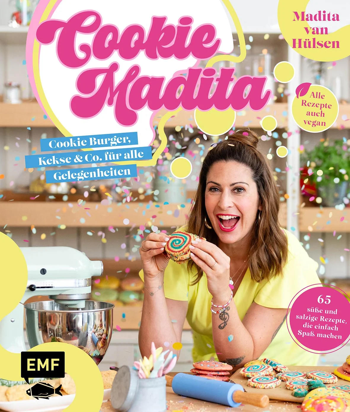Frech, fröhlich – Cookie Time! Cookies, Kekse, Plätzchen – immer und für alle Anlässe! Madita van Hülsen liebt die kleinen Köstlichkeiten einfach, am liebsten schon als Müsli-Cookie zum Frühstück, als knusprigen Snack für unterwegs oder zum Kaffee mit Familie und Freunden. Ihre fröhlichen Backwerke sind schnell aufs Blech gezaubert und machen Groß und Klein garantiert Spaß – zum Kindergeburtstag genauso wie als liebevoll zubereitetes Mitbringsel oder einfach mal zwischendurch. Geballte Cookie-Power der beliebten TV-Moderatorin Madita van Hülsen mit Rezepten, Back-Hacks und Tipps und Tricks rund ums Backen und DekorierenFrühstückskekse, Gefülltes oder Snacks, zum Kaffee, für Kinder und sogar für den Hund – 65 knusper-fröhliche Lieblings-Cookies für jede GelegenheitKekse backen war noch nie so easy: Die kurzen Zutatenlisten und einfachen Anleitungen zaubern im Handumdrehen süße und herzhafte Leckereien auf den Tisch – alle Rezepte klappen konventionell und veganOfen an und rein ins Backvergnügen! Ob süße Klassiker, kreativ Buntes oder würzige Knusperhappen, hier schlägt jedes Cookie-Herz höher! 
