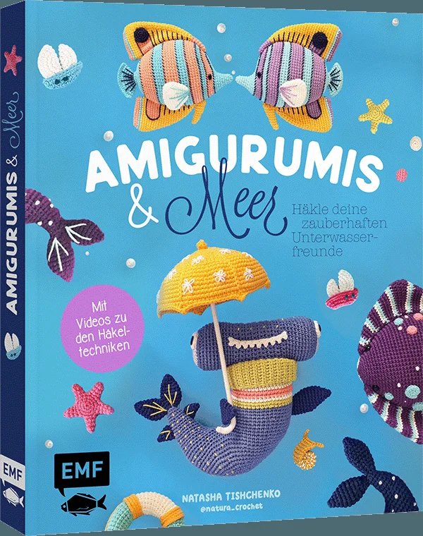 Maritimes Flair und Urlaubsgefühle – das ganze Jahr über!Stell dir vor: Eine frische Brise, das sanfte Rauschen der Wellen und die Sonne, die auf deiner Haut tanzt – willkommen am Meer! Mit den zauberhaften Amigurumis aus Natascha Tishchenkos neuem Buch holst du dir das maritime Lebensgefühl direkt nach Hause.Ob ein verspieltes Seepferdchen, ein tiefenentspannter Wal oder ein knuffiger Rochen – diese Häkelprojekte laden dich ein, in die faszinierende Unterwasserwelt einzutauchen.Niedliche Häkelfiguren aus der farbenfrohen Welt des Meeres zum NachhäkelnPerfekte Geschenkidee für alle, die von der See träumen oder das Meer liebenDetaillierte Schritt-für-Schritt-Anleitungen und Video-Tutorials, die jede Technik erklärenDiese spritzigen Amigurumis sorgen nicht nur für Freude beim Häkeln, sondern auch für strahlende Gesichter bei allen Meeresliebhabern! Tauche ein in die maritime Häkelwelt und erlebe Urlaub für die Seele – Masche für Masche!