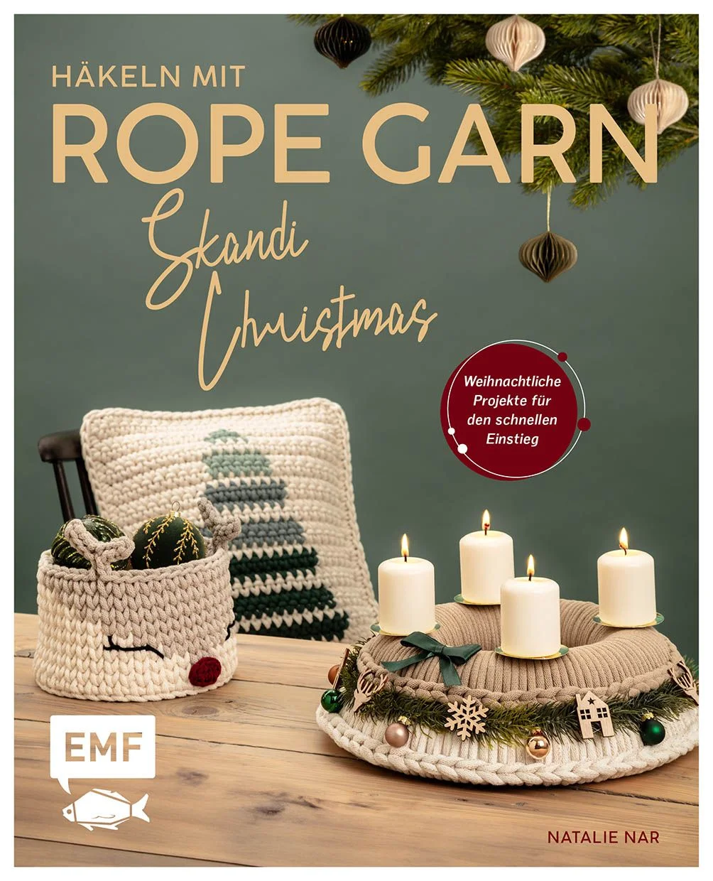 Christmas is coming!Wer liebt es nicht, sein Zuhause gerade zur Adventszeit besonders hübsch zu dekorieren? Und wenn die Deko dann auch noch selbstgehäkelt ist, wird der Winterzauber umso größer! Ein Glück, dass mit den Anleitungen in diesem Buch das Nachhäkeln zum Kinderspiel wird. Alle Modelle sind mit Rope-Garn gearbeitet, das auch für Makramee-Projekte verwendet wird. Dank seiner Beschaffenheit sind die wichtigsten Häkelstiche super schnell gelernt und Körbe, Kranz und Co. entstehen innerhalb kürzester Zeit. Das Trend-Garn sorgt nicht nur für einen stylischen Skandi-Look, sondern lässt sich auch ganz easy verarbeiten.Absolut anfänger*innentaugliche Projekte – mit Grundlagenteil, in dem alle benötigten Stiche anschaulich erklärt werden15 zauberhafte Weihnachts-Projekte aus Rope-Garn – vom Korb mit Tannenmotiv über hübschen Baumschmuck bis hin zu praktischen GeschenktaschenDIE Trend-Deko zum Nachhäkeln – alle Projekte sind in zarten Farbnuancen und ergänzen sich zu besonders harmonischen KombinationenHäkeln mal anders und super einfach – mit Rope-Garn auf der Häkelnadel lassen sich die Stiche ganz entspannt nachvollziehen. So haben gerade auch Einsteiger*innen viel Spaß an den Häkel-Projekten und tolle Erfolgserlebnisse – schnell, easy und immer wieder neu!