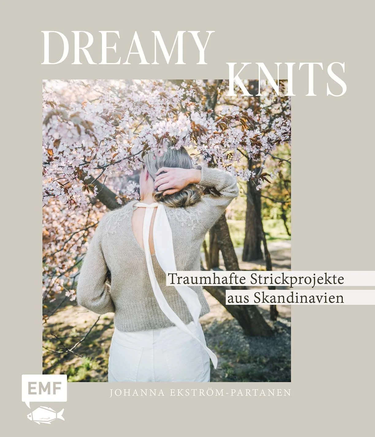 Zarte Strickträume – Feminine Designs für jede JahreszeitLass dich entführen in eine Welt weicher Wolle, zarter Farben und traumhafter Strickideen! An den Ufern von Helsinki wurden diese wunderschönen Strickmuster inspiriert von der Ruhe der Natur und dem Zauber des Nordens. Die zarten Details in jedem Stück, von filigranen Spitzenmustern bis hin zu verspielten Stickereien und klassischen Zöpfen, laden dich ein, das Handwerk der Strickkunst auf eine neue Weise zu erleben. Die Designs sind so vielfältig wie die Jahreszeiten selbst – mal warm und kuschelig, mal luftig und leicht, aber immer mit einem Hauch von Eleganz, der deinen Stil bereichert.21 nahtlos gestrickte Projekte mit Zopf-, Rippen- und SpitzenmusternPullover, Cardigans, Socken, Tücher und Mützen in den Größen XS–4XLDer feminine Style für Alltagsmode eignet sich für Strickende aller NiveausEgal, ob du deine ersten Schritte in der Strickwelt machst oder neue Techniken ausprobieren möchtest, diese Strickprojekte kannst du mit Leichtigkeit nacharbeiten. Lass dich von den atemberaubenden Bildern inspirieren und schaffe Lieblingsstücke, die nicht nur warm halten, sondern auch dein Herz berühren.