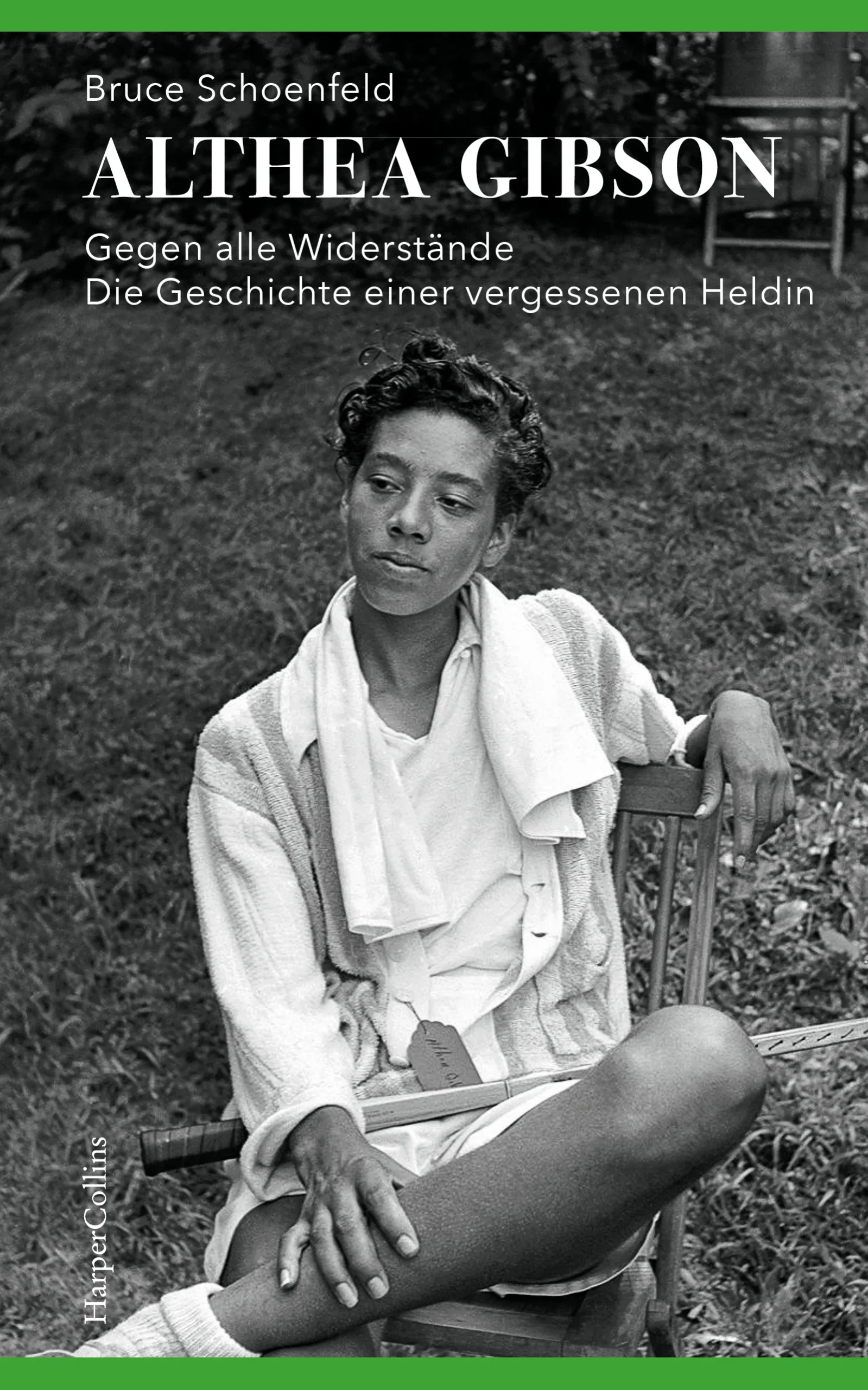 Bis 1950 durfte sie nicht gegen Weiße spielen. Dann gewann sie Wimbledon. Althea Gibson war die erste Schwarze, die Wimbledon gewann. Doch der Weg dorthin war hart. Aufgrund ihrer Hautfarbe wird die US-Amerikanerin immer wieder diskriminiert und ausgegrenzt, auf dem Platz beschimpft und ausgebuht. Angela Buxton, Engländerin und Enkelin russischer Juden, kämpft aufgrund ihrer Herkunft mit ähnlichen Vorurteilen.Beide Frauen gelten im Profitennis der fünfziger Jahre als Außenseiterinnen – bis sie sich zusammentun und in Wimbledon 1956 das Damendoppel gewinnen. Ein Sieg, der wie ein Donnerschlag die damalige Sportwelt erschüttert. Am Ende ihrer Karriere hat Althea Gibson elf Grand-Slam-Titel geholt.  Dies ist ihre Geschichte: zwei Frauen, die nicht zuließen, dass Intoleranz, Rassismus und Engstirnigkeit über sie triumphierten. Und ein Denkmal für die einst berühmteste Tennisspielerin der Welt.  »Der Königin von England die Hand zu schütteln, war ziemlich weit entfernt von der Erinnerung daran, im Bus in den mit dem Begriff ›colored‹ markierten Reihen zu sitzen.«Althea Gibson  »Schoenfeld ist ein aufschlussreiches Buch über die vielen Ismen im Tennissport - Rassismus, Klassismus, Sexismus, Antisemitismus - gelungen.« Jens Uthoff, taz, 05.10.2021»Just do it! Ein ganz tolles Buch auf gut 400 Seiten.« Sönke C. Weiss, Gesellschaft der Freunde der Künste, 25.09.2021»Was Schoenfelds Buch lesenswert macht, sind die Schilderungen aus den wilden Fünfzigern im Tennis.« Thomas Klemm, FAZ, 22.10.2021»Lesenswert und gerade frisch auf Deutsch erschienen.« Frank Gaß, Bayern2, 24.10.2021