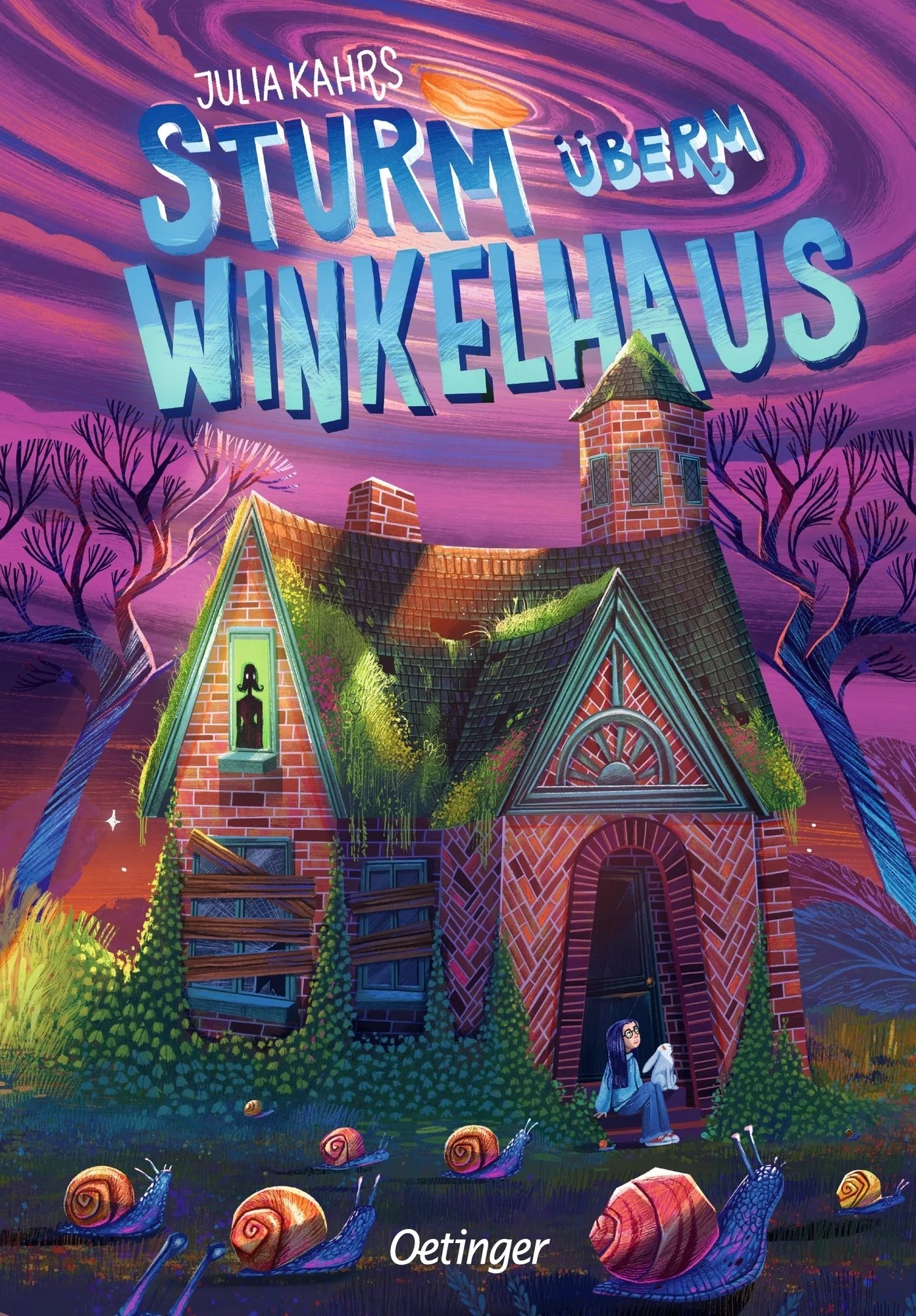 Der große SturmSam, ihre Mama und ihre Brüder sind gerade nach Gørja gezogen, eine auf den ersten Blick ganz normale kleine Stadt mit einer Schule, Geschäften und einem Kiosk. Aber in Gørja gibt es auch Geheimnisse, die die Erwachsenen nicht erklären können – oder wollen. Zweimal schon sind Kinder aus dem Ort verschwunden, und beide Male tobte gerade ein Sturm durch die Straßen und den Wald und über den See. Jetzt braut sich erneut ein Unwetter zusammen, Sams Klassenkamerad Truls verschwindet, ihre Mutter benimmt sich mehr als merkwürdig und in Sam beginnt ein höchst beunruhigender Verdacht zu wachsen …Sturm überm Winkelhaus: Wenn es stürmt, verschwinden Kinder spurlos – und die Wettervorhersage ist schlecht! Mystery für Kids: Spannendes Kinderbuch ab 10 Jahren über eine geheimnisvolle Stadt und einen unheimlichen Sturm. Starke Freundschaft: Auf der Suche nach den wahren Hintergründen der seltsamen Ereignisse beweisen Sam und Karla, dass Zusammenhalt Berge versetzen kann. Hochspannung garantiert: Das Buch zieht Kinder ab 10 Jahren mit jeder Seite tiefer in die Geheimnisse der Kleinstadt Gørja hinein. Preisgekrönt: Das atmosphärische Kinderbuch von Julia Kahrs wurde in Norwegen 2022 u.a. mit dem Brage Prisen (Äquivalent zum DJLP) ausgezeichnet. Der preisgekrönte norwegische Roman ist so wild und originell wie das Leben selbst. Das perfekte Kinderbuch für junge Leser*innen, die sich nach einem Abenteuer sehnen, das spannender nicht sein könnte!