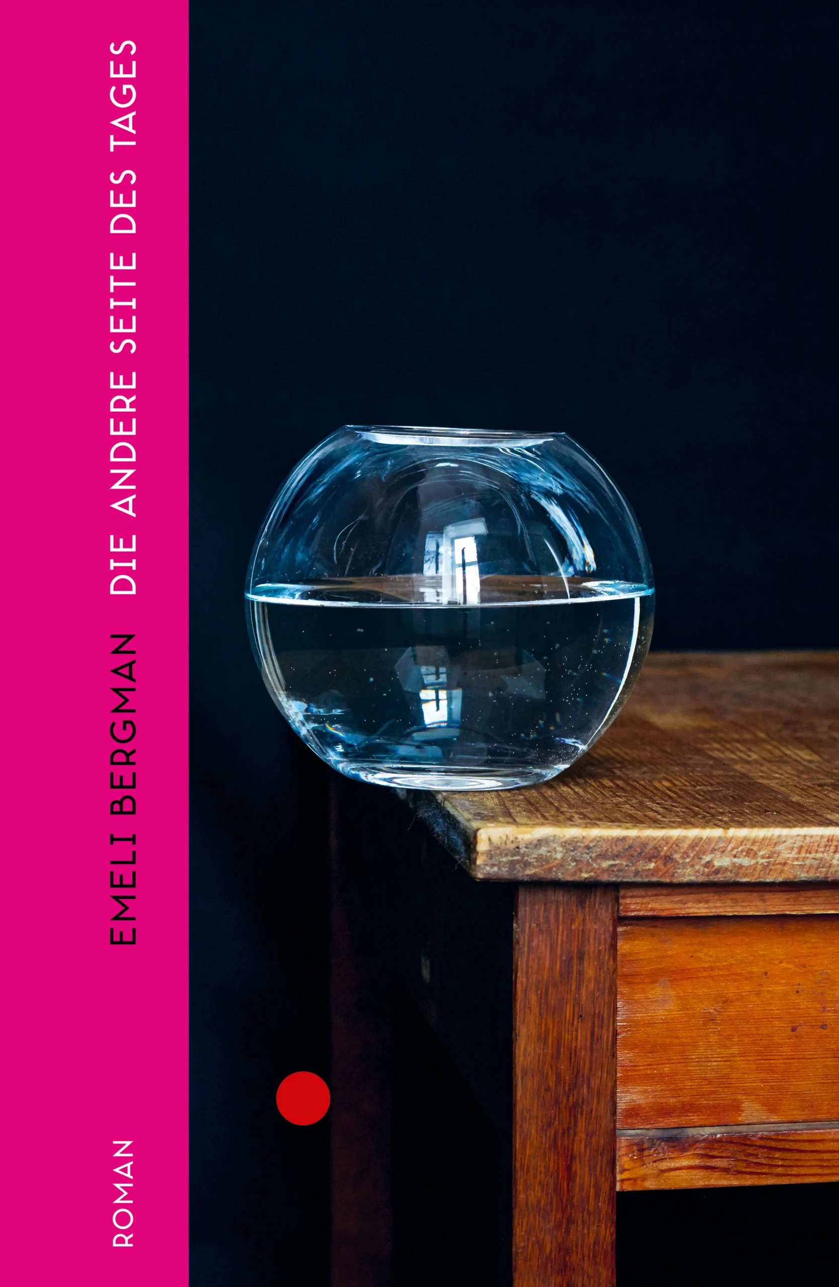 »Ein exquisiter, melancholischer und kritischer Roman der Arbeiterklasse.« PolitikenUm über den plötzlichen Tod ihres Bruders hinwegzukommen, reist Anna nach Paris und arbeitet in den darauffolgenden Jahren bei verschiedenen Familien als Au-pair. Die Beziehung zu ihren Arbeitgebern ist zugleich intim und distanziert. Sie muss eine Bindung zu den Kindern herstellen, bleibt als Angestellte aber immer eine Außenstehende. Auch der ständige Wechsel in neue Familien hinterlässt Spuren. Selbst privat schafft Anna es irgendwann nicht mehr, Nähe zuzulassen.Ein feinfühliger Roman darüber, wie es ist, bei einer Familie zu leben und dennoch nicht zu ihr zu gehören. Über Grenzen und Rollen, die sich verändern und bröckeln. Und über das Kochen von Mahlzeiten, von denen man selbst nicht essen darf.»Zart und präzise. Emeli Bergman ... schreibt selten direkt darüber, wie es Anna geht, aber es gelingt ihr unglaublich gut, die Stimmungen von Anna und ihrer Familie auf den Seiten einzufangen.« Information»Beschreibt die Machtverhältnisse in der Kinderbetreuung, ohne zu urteilen. Gekonnt, leise und mit viel Feingefühl ... Feine sinnliche Szenen ... Ein bisschen häuslicher Horror ... Das Buch lässt einen erschauern wie ein Schatten, der inmitten eines biedermeierlichen Motivs flackert.« Weekendavisen»Ich bin sehr begeistert von Emeli Bergmans zeitlosem Roman ... Elegant und makellos.« Litteratouren»Ein poetischer Hochgenuss.« Bogvægten»Es war eine sehr schöne, sinnliche und poetische Erfahrung, Die anderen Seiten der Tage von Emeli Bergman zu lesen ... Es ist die Art von Geschichte, in der man sich beim Lesen mit allen Sinnen verliert.« Fuglsangforoven»Ein Buch, das einem lange Zeit im Gedächtnis bleibt. So viele Details, Stimmungen und Denkanstöße ... Es ist poetisch, ergreifend und voller Emotionen, und setzt tausend Gedanken in Gang.« Etkapitelomdagen»Schön, dicht und gut komponiert.« Bogsyn»Einfühlsamer psychologischer Realismus darüber, für die Betreuung von Kindern angestellt zu sein und die Notwendigkeit, eine Beziehung zu einer Familie aufzubauen, ohne die Grenzen zu überschreiten, die die Bezeichnung ›Kindermädchen‹ vorgibt.« Litteratursiden