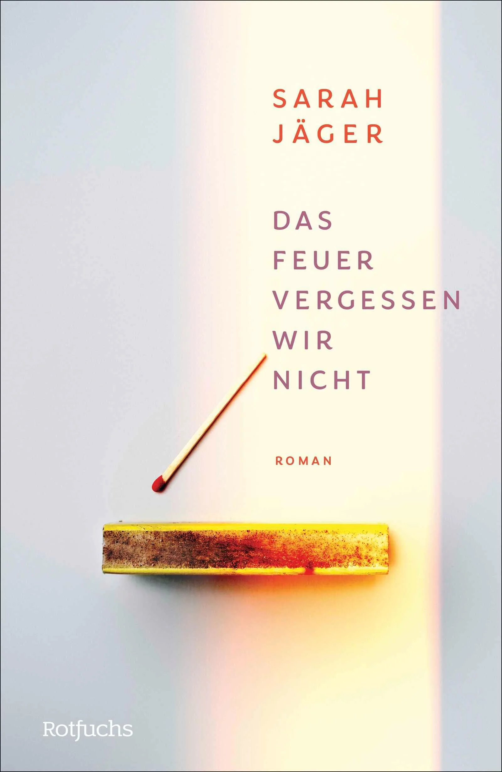 Über die Bedeutung des geschriebenen Wortes – der neue Roman von Sarah Jäger «Es geht um alles, einfach alles. Wie wir leben, was wir machen.» Ich hole tief Luft. «Weil wir nicht allein unterm Sternenhimmel liegen. Verstehst du?»Sie begegnen sich zum ersten Mal im Zimmer eines Pflegeheims.Ari liest alten Menschen Geschichten vor. Flint ist aus anderen Gründen hier.Schnell kommen sie sich näher. Sie spüren, dass sie etwas verbindet. Und vieles trennt.Ari lebt mit ihrer Mutter und ihrer Schwester in einem  Mehrfamilienhaus, in dem auch ihre Lieblingsmenschen Mirjam und Milan wohnen. Flint hingegen scheint vollkommen allein zu sein. Als Ari von einer Heimbewohnerin etwas über den Streik von Streichholzarbeiterinnen im Jahr 1888 erfährt, lässt sie die Frage nicht los, welche Bedeutung ihr eigenes Leben für andere Menschen haben könnte. Während sie sich fragt, ob in 100 Jahren noch etwas von ihr bleibt, ist Flint davon überzeugt, dass es für niemanden eine Zukunft gibt. Doch dann geschieht ein Unglück, das alle Überzeugungen auf die Probe stellt und deutlich macht, wie schnell alles zu Ende sein kann…Ein berührender Jugendroman darüber, dass man der Welt nicht allein und hilflos gegenübersteht. Für Leser*innen von Nils Mohl und John Green.