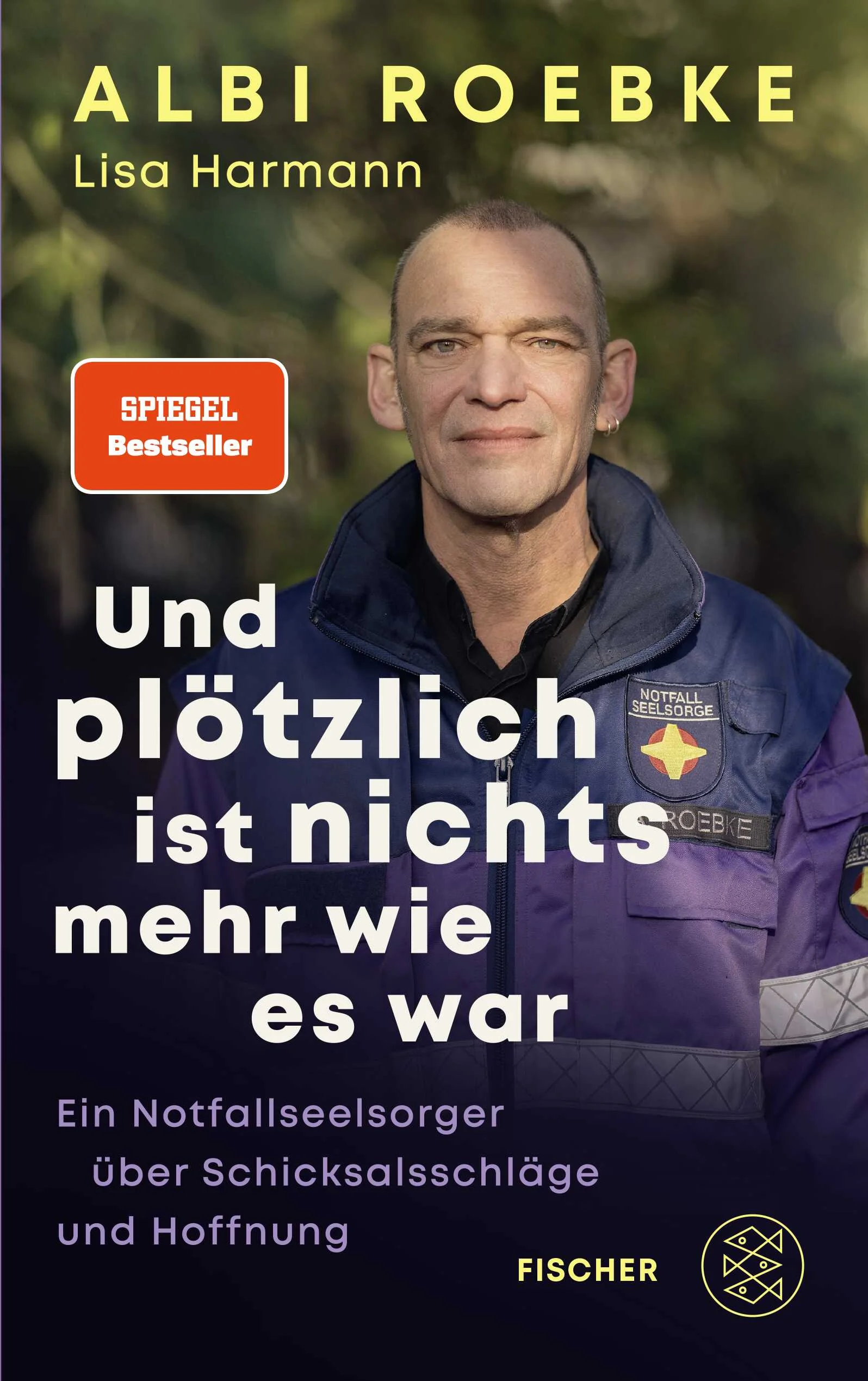 Was tun, wenn das Leben plötzlich aus den Fugen gerät?In solchen Momenten steht Albi Roebke an unserer Seite. Als erfahrener Notfallseelsorger ist er da, wenn Verkehrsunfälle, Naturkatastrophen, Anschläge oder Amokläufe Menschen in eine Ausnahmesituation versetzen. Seit 25 Jahren bietet der evangelische Pfarrer aus Bonn seelische Soforthilfe und festen Halt, wenn nichts mehr so ist, wie es war. Dabei sind es oft die scheinbar kleinen Dinge, die den Unterschied machen und helfen, den Weg aus der Ohnmacht  in die Handlungsfähigkeit zu ebnen. Albi Roebke spricht aus Erfahrung – im Jahr 2015 traf ihn ein schwerer Verlust, als er seine Eltern und seinen Bruder bei einem Autounfall verlor. Fesselnd erzählt er bewegende Geschichten und von schicksalshaften Begegnungen aus seinen Einsätzen von der Ahr bis ins Hurrikan-Gebiet der USA.Während er in diesen extremen Situationen Hilfe bietet, zeigt Albi Roebke auch, dass die Mechanismen, die große Katastrophen bewältigen können, ebenso im kleinen Maßstab wirken. Er zeigt, wie wir den Herausforderungen des Alltags und den individuellen Krisen mit derselben Stärke und Resilienz begegnen können. Sein Buch dient als Begleiter und Inspiration, um auch in alltäglichen Krisen besser zurechtzukommen, und ist ein wertvoller Ratgeber in schwierigen Zeiten.