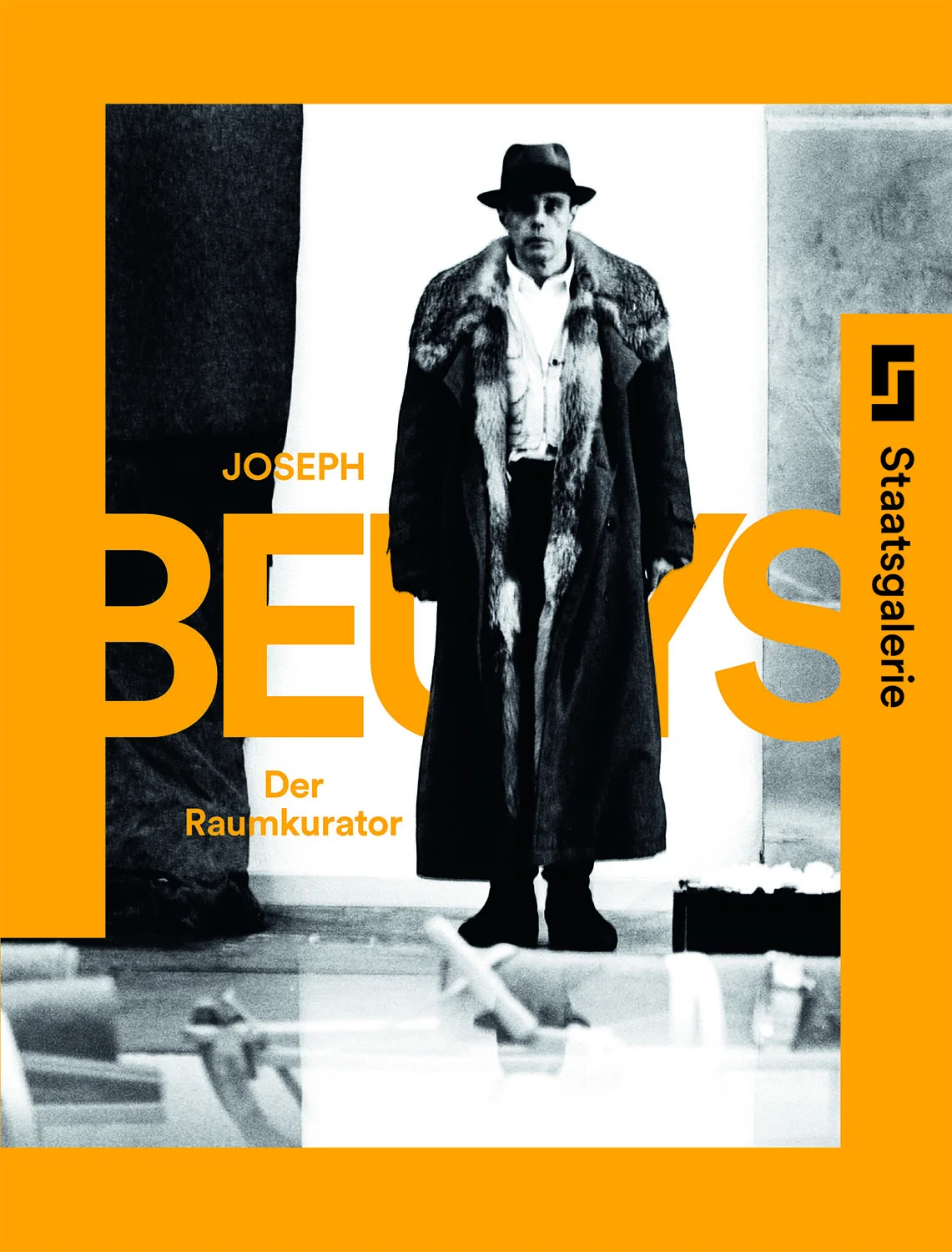 Ausgangspunkt der Stuttgarter Ausstellung ist der von Joseph Beuys 1984 eingerichtete und seither unveränderte „Beuys- Raum“. Der Aufbauprozess des Raums wird anhand von filmischen und fotografischen Dokumenten von 1984 nachgezeichnet. Mit der damals umstrittenen Neuinszenierung der Figurinen von Oskar Schlemmers „Triadischem Ballett“ auf Säulen wird das partizipative Raumkonzept des Künstlers weiter erkundet. Anhand umfangreicher Fotosequenzen wird die wechselvolle Vorgeschichte der großen Installationen „Plastischer Fuß Elastischer Fuß“und „dernier espace avec introspecteur“ sowie der Aktionskontext des „Friedenshasen“ vor Augen geführt.