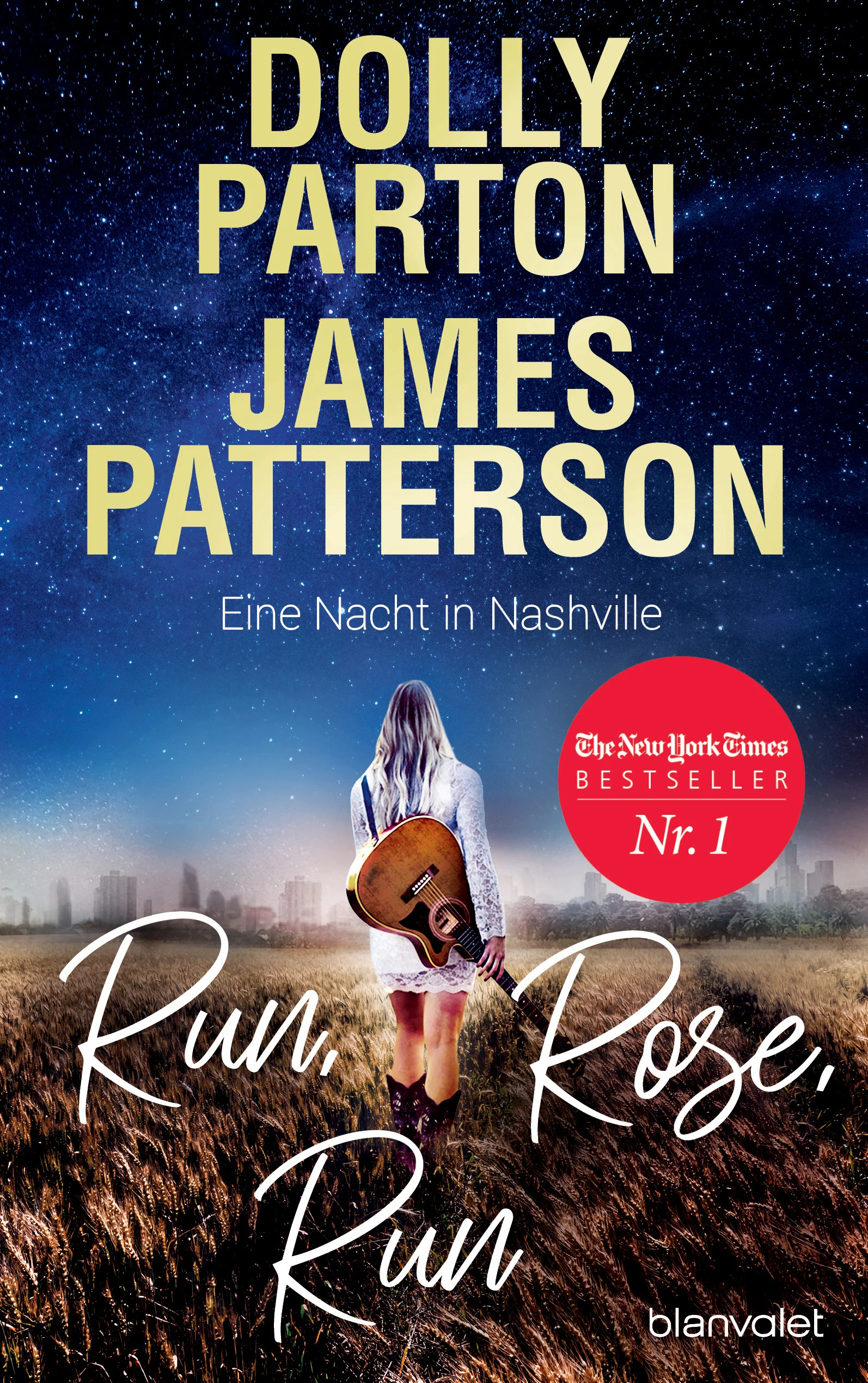 Doppelt gut: Die Country-Ikone Dolly Parton und der Großmeister der Spannung James Patterson liefern das Highlight des Jahres!Seitdem sie denken kann, hat AnnieLee den Traum, Countrysängerin zu werden und ganz groß rauszukommen. Mit Mitte zwanzig beschließt sie: Die Zeit ist gekommen, und nichts wird sie aufhalten. Sie trampt nach Nashville, um dort ihr Glück zu versuchen. Und tatsächlich schafft sie es, den Manager einer Bar dazu zu überreden, sie spielen zu lassen. Ihr Auftritt ist ein voller Erfolg! Findet auch Ethan Blake – Countrysänger und Gitarrist für Ruthanna Ryder, der Country-Ikone schlechthin. Ethan ist so angetan von AnnieLee, dass er sie unbedingt Ruthanna vorstellen will. Ihr Traum scheint in greifbare Nähe gerückt zu sein. Doch AnnieLee ist nicht, wer sie vorgibt zu sein. Und die Kraft ihrer herzergreifenden Songs basiert auf einem dunklen Geheimnis – ein Geheimnis, das sie bald einzuholen droht …