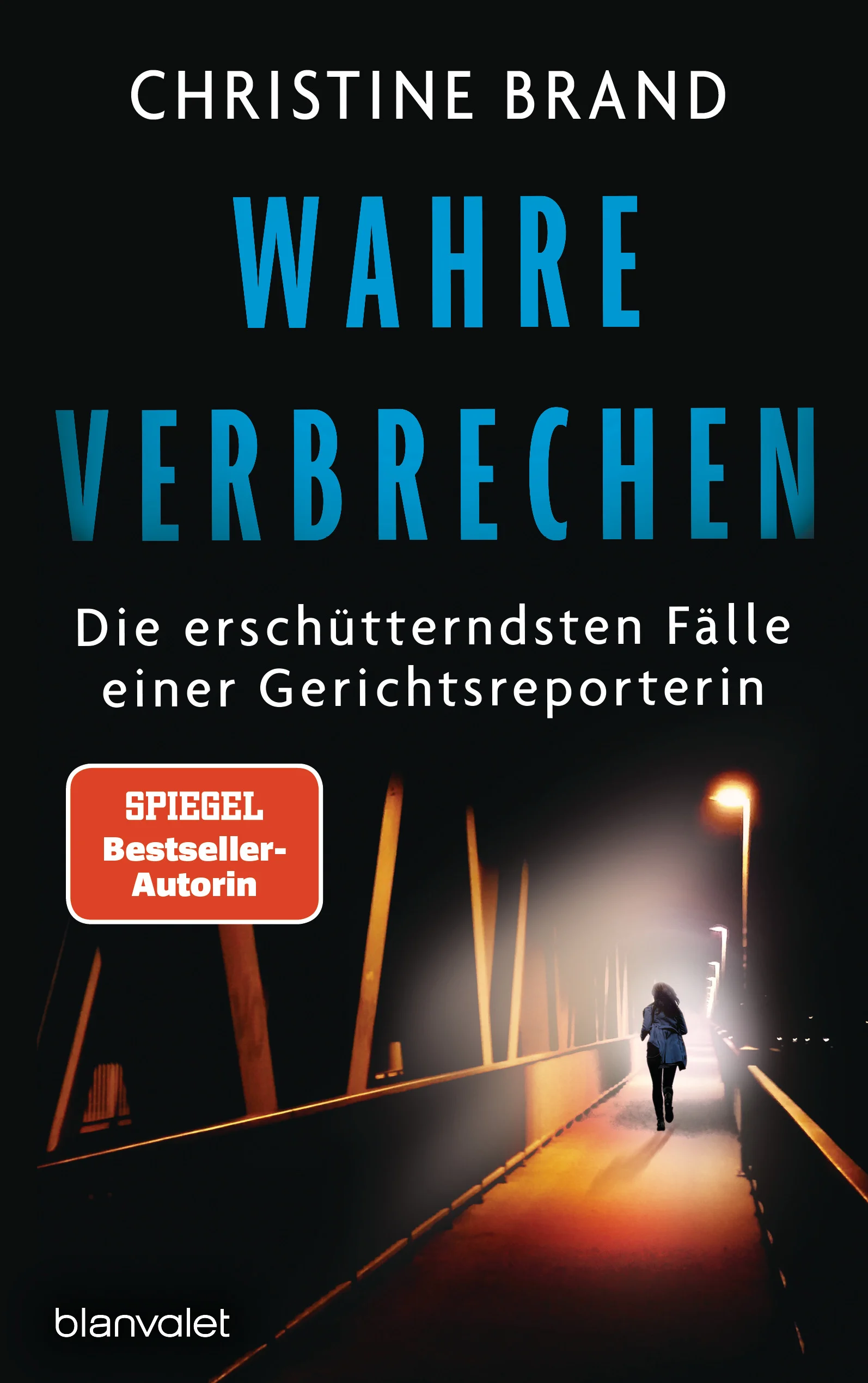 Zugleich faszinierend wie erschütternd — reale Fälle, die unter die Haut gehen, erzählt von Gerichtsreporterin und Bestsellerautorin Christine Brand!Ein junger Mann lockt seinen Freund in eine Höhle, schüttet den Eingang zu und denkt nicht daran, ihn wieder auszugraben. Ein brutaler Mörder nimmt die Familie einer Schmuckverkäuferin als Geisel und droht, sie mit Sprengstoff in die Luft zu jagen. Eine durch einen vermeintlichen Unfall behinderte Frau stirbt in der Badewanne, und niemand merkt, dass es Mord war. Von diesen und weiteren Fällen erzählt Christine Brand auf eindringliche und gleichzeitig feinfühlige Weise. Als Gerichtsreporterin war sie bei den Prozessen hautnah dabei und hat intime Einblicke in die Verbrechen gewonnen. Sie besucht Täter im Gefängnis, spricht mit Ermittlern und Opfern. Ihre Erkenntnisse zu Tat, Motiv und den Abgründen der menschlichen Psyche sind spannender und oft unglaublicher als jeder Krimi!Lesen Sie auch den ersten True-Crime-Band von Christine Brand: »Wahre Verbrechen — Die dramatischen Fälle einer Gerichtsreporterin«.