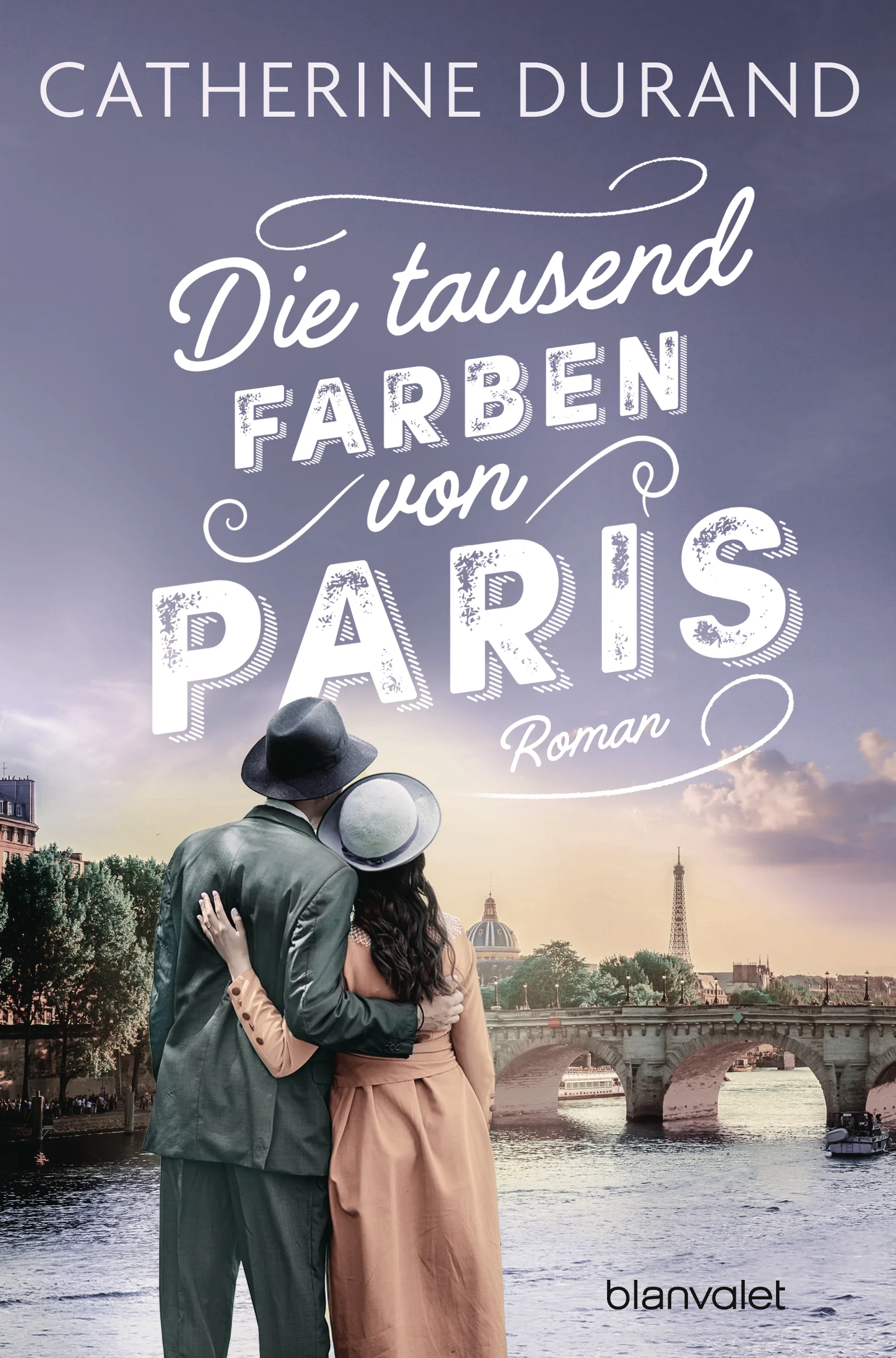 Eine Stadt, die verzaubert. Eine Liebe, die berührt. Ein dunkles Geheimnis, das die Vergangenheit aufleben lässt.Der Amerikaner Jack kommt 1951 nach Paris. Er sucht die Freiheit, will die faszinierende Stadt kennenlernen und sich als Maler durchschlagen. Als er an der Seine den Sonnenaufgang malt, lernt er die bezaubernde Fotografin Rose kennen. Beide verlieben sich Hals über Kopf ineinander. Doch schon bald wird ihr zartes Band durch einen alten Bekannten Jacks bedroht. Jack soll im Künstlerviertel einen Spion aufspüren. Aber auch Rose scheint etwas über diese mysteriöse Person zu wissen. Kann ihre Liebe das Hindernis überwinden, oder wirft der Weltkrieg seine dunklen Schatten auf ihre junge Beziehung?Catherine Durand ist das Pseudonym der SPIEGEL-Bestsellerautorin Petra Mattfeldt.