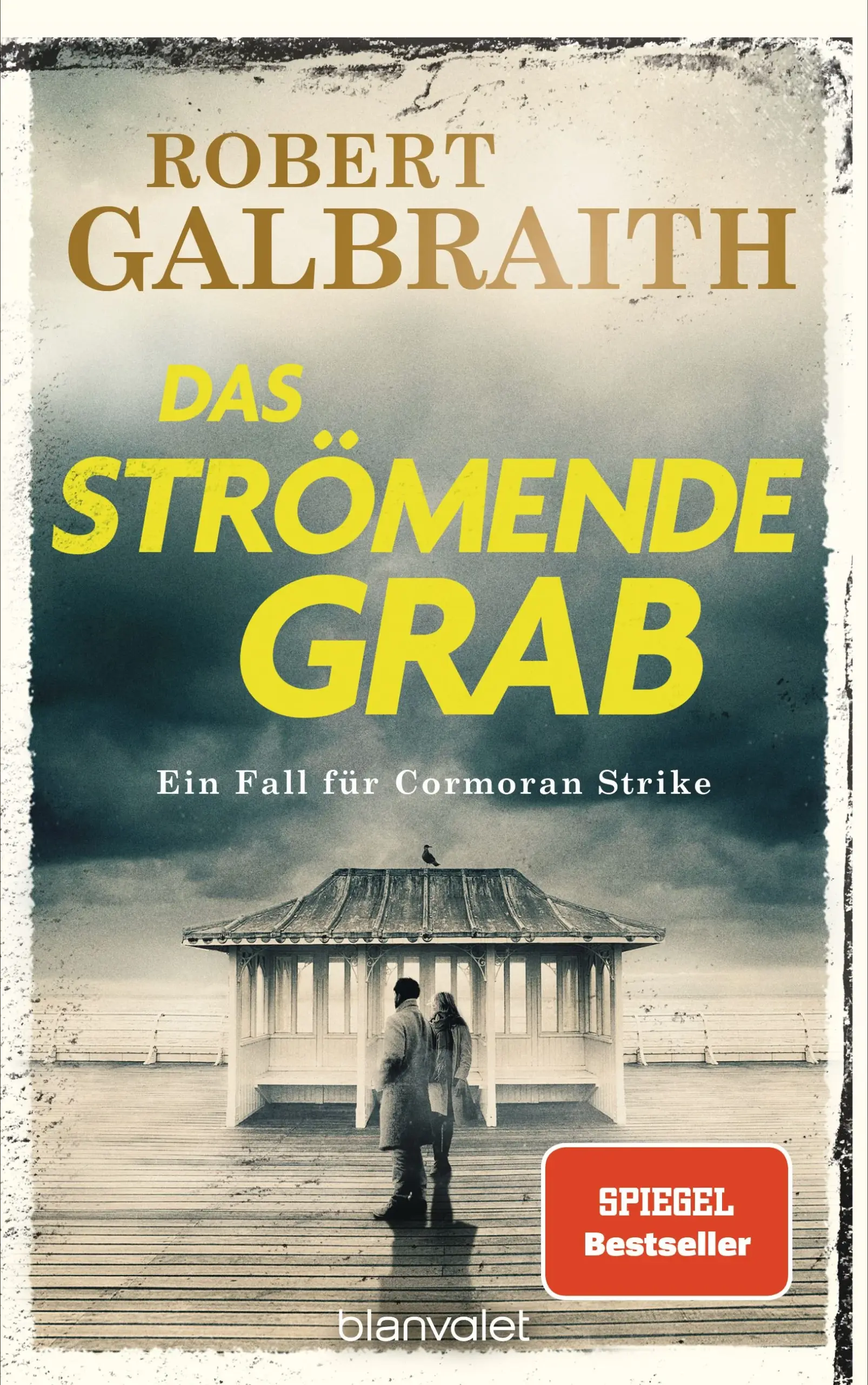 Der spektakuläre siebte Kriminalroman von Top-2-SPIEGEL-Bestsellerautor Robert Galbraith, dem Pseudonym von J. K. Rowling, führt das Ermittlerduo Cormoran Strike und Robin Ellacott zu einer gefährlichen Sekte …Cormoran Strike wird von einem besorgten Vater kontaktiert, dessen Sohn Will sich im ländlichen Norfolk einer undurchsichtigen Glaubensgemeinschaft angeschlossen hat.Die Universal Humanitarian Church ist nach außen hin eine friedfertige Organisation, die sich für eine bessere Welt einsetzt. Doch Strike entdeckt bald, dass unter der harmlosen Oberfläche böse Machenschaften und unerklärte Todesfälle lauern.Um Will zu retten, reist Strikes Geschäftspartnerin Robin Ellacott nach Norfolk, um sich der Sekte anzuschließen und inkognito unter den Mitgliedern zu leben. Doch sie ist nicht auf die Gefahren vorbereitet, die sie dort erwarten, geschweige denn auf den Preis, den sie wird zahlen müssen …Lesen Sie auch die anderen Romane der packenden Cormoran-Strike-Reihe. Alle Bände sind unabhängig voneinander lesbar. »Mit Cormoran Strike und Robin Ellacott hat Galbraith/Rowling ein ungemein schillerndes und vielschichtiges Ermittlerduo kreiert. Die Dialoge der beiden sind pointiert, ohne bemüht witzig zu sein, die Charaktere stimmig entwickelt.« Hamburger Abendblatt