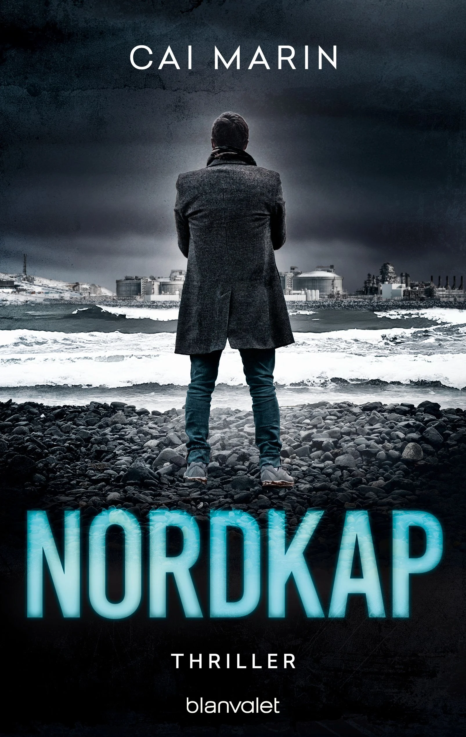 Tatort Norwegen: Ein toter Minister und die entführte Enkelin eines Physikers stürzen das Land beinahe in eine Staatskrise – Simen Sundby und sein Team ermitteln den brisanten Zusammenhang ...Nordnorwegen. Blutüberströmt liegt ein kleiner Junge am Ufer. Kurz darauf fordern unerklärliche Vorgänge vor der Küste des Europäischen Nordmeers weitere Opfer. Während Kriminaloberrat Simen Sundby und sein Team noch vor einem Rätsel stehen, erhalten sie unerwartete Unterstützung von dem Apnoetaucher Eric und dem Aktivisten Cai. Alle Spuren führen zu einem geheimen Forschungsstandort. Doch dann überstürzen sich die Ereignisse, und Simen Sundby wird klar, dass hinter den Kulissen ein gnadenloser Machtkampf tobt, der ganz Norwegen erschüttern wird …Hervorragend recherchierter und hoch spannender Thriller von einer neuen Stimme in der skandinavischen Spannung.