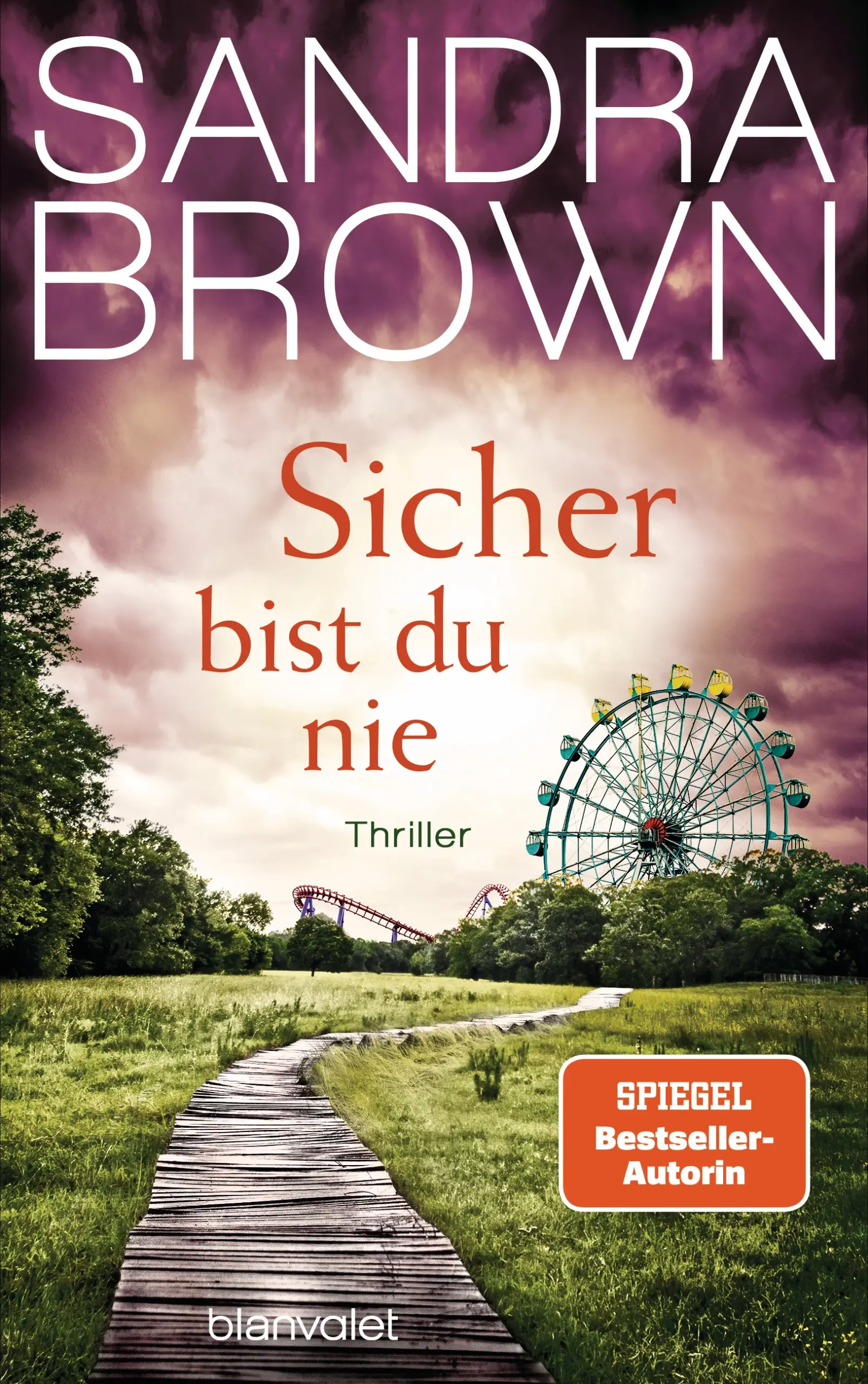 Ein Jahrmarktbesuch, der ein schreckliches Ende findet, und die verzweifelte Suche nach Gerechtigkeit: der neue atemberaubende Thriller von SPIEGEL-Bestsellerautorin Sandra Brown!Ein Jahrmarkt mitten im ländlichen Texas. Elle Portman genießt den Nachmittag mit ihrem zweijährigen Sohn Charlie. Als die beiden sich Richtung Ausgang aufmachen, geschieht das Unfassbare: In der fröhlichen Menge fallen Schüsse.Calder Hudson ist eher zufällig auf dem Rummel, doch auch sein Leben verändert sich grundlegend durch die Schießerei. Als er im Krankenhaus aufwacht und erfährt, welch schreckliche Folgen der Amoklauf hatte, will er nur eins: Gerechtigkeit.Elle und Calder schwören sich, die Tat nicht ungesühnt zu lassen, und ihre gemeinsame Mission lässt sie bald mehr füreinander empfinden. Aber ihre Gefühle machen sie gefährlich verwundbar für einen Killer, der nichts mehr zu verlieren hat ...Von spannenden Thrillern bekommen Sie nie genug? Dann lesen Sie auch die anderen Meisterwerke von SPIEGEL-Bestsellerautorin Sandra Brown wie »Vertrau ihm nicht« oder »Dein Tod ist nah«.