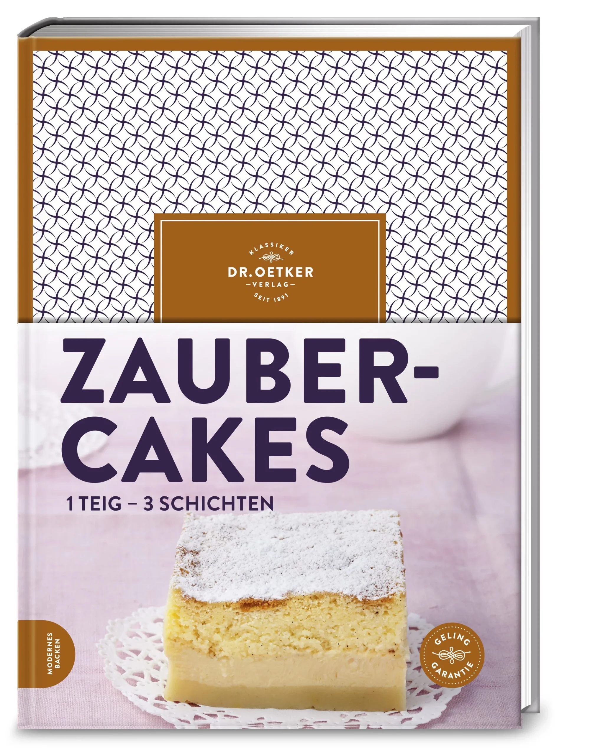 Hier werden alle Backfeen und Backmagier auf der Suche nach neuen Trends fündig, denn das ist der zauberhafteste Kuchentrend seit Langem. Wundersame Dinge gehen in der Küche vor: Jetzt wird nicht mehr gebacken, sondern gezaubert: Aus nur 1 Teig gelingt im Handumdrehen ein Kuchen mit 3 leckeren Schichten. Und: Zauberkuchen backen kann jeder! Die magischen Rezept-Formeln dafür stehen im neuen Dr. Oetker Zauberkuchenbuch. Psst! Verraten sei nur soviel: der Teig ist blitzschnell aus bekannten Grundzutaten hergestellt. Die fabelhafte Mischung aus den 3 Schichten entsteht dann erst beim Backen: die Puddingschicht, die Cremeschicht & der Biskuit-Geschmack obendrauf. Das ist keine Hexerei, sondern gelingt mit den Dr. Oetker-Rezepten dank Geling-Garantie selbst Anfängern ganz leicht. Besonders easy: Die Basic-Rezepte mit klassischen Lieblingszutaten wie Schoko, Vanille, Beeren, Bratapfel, Zimt, Kirsche oder Karamell. Und wer die Basics mag, wird diese raffinierten Zauberkuchen lieben: Kleine Kunstwerke mit feinen Toppings. Etwas aufwändiger und im Torten-Look – ein Kuchengenuss fast wie vom Konditor: Mit Ingwer-Zitronengras, Pistazie-Gojibeere, Haselnuss und Karotte oder Sanddorn-Chia, mit Mohn, Rote-Grütze- oder Key Lime-Geschmack. Und auch das geht: Zauberkuchen im Mini-Format - als Törtchen aus dem Muffin-Backblech oder als Dessert gebacken im Glas. Der Geheimtipp zum Ausprobieren, auch für Anfänger! Da gibt es magische Ideen vom Glühwein-Törtchen und New York Cheesecake-Dessert bis hin zu Classics á la Pfirsich Melba oder Créme brulée-Style.