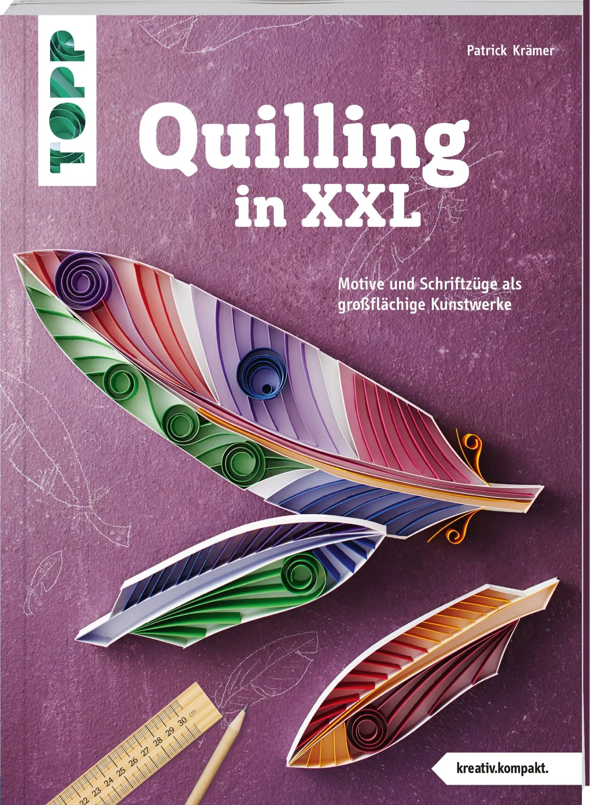 Quilling in XXL - die beliebte Papiertechnik jetzt neu im Großformat! In diesem Buch finden Sie keine kleinteiligen Modelle wie sonst üblich für Quilling, sondern beeindruckende großflächige Kunstwerke aus Papier. Das Buch enthält 15 wunderschöne Modelle: klassische florale Motive, Schriftzüge, niedliche Tiere und mehr - perfekt als Deko für das eigene Zuhause oder für Feste und Feiern! Mit den ausführlichen Anleitungen und ein wenig Übung haben Sie den Dreh schnell raus und zaubern im Handumdrehen außergewöhnliche, große Modelle.
