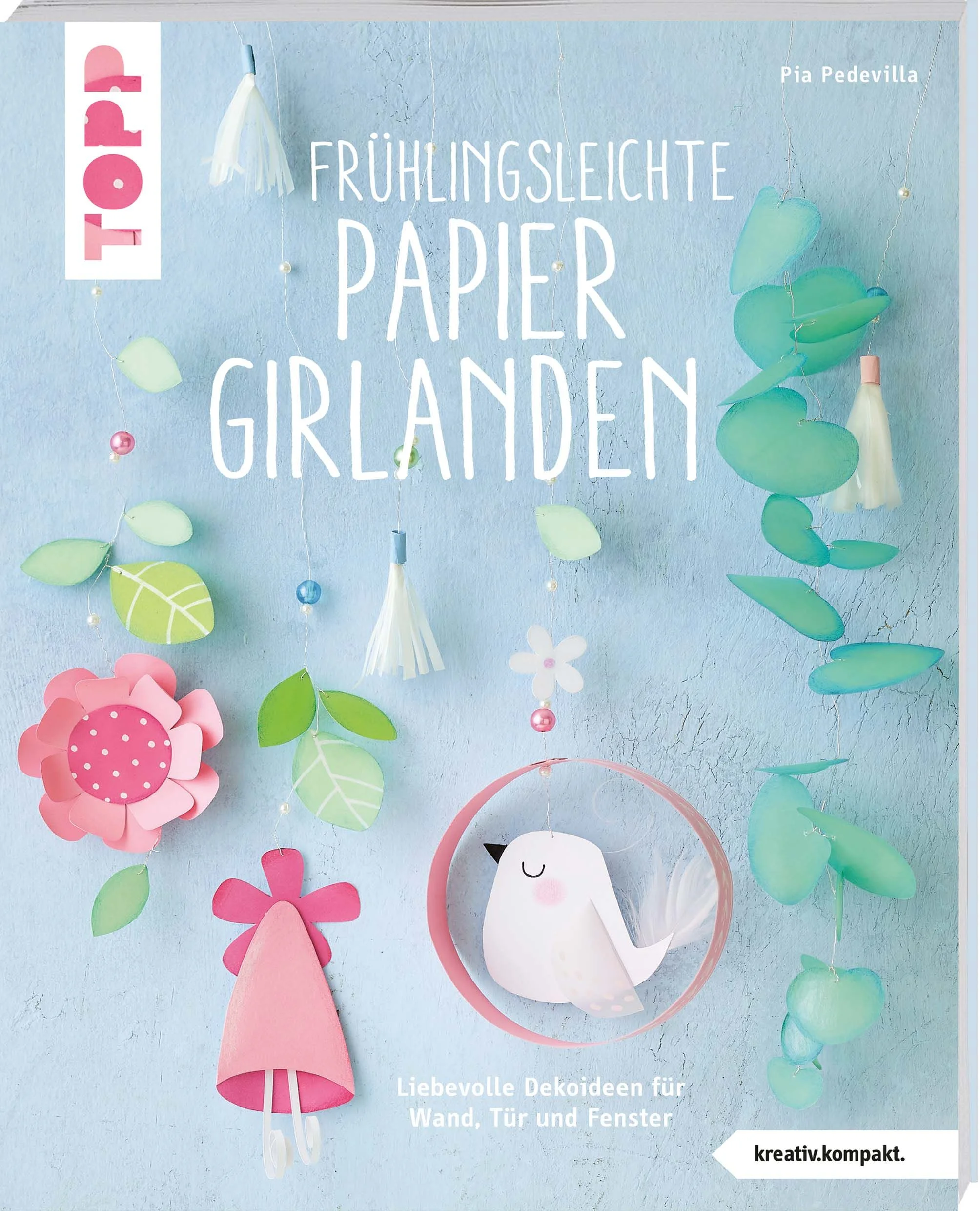 Frühling lässt Papiergirlanden wieder flattern durch die Lüfte. Wenn draußen die ersten Blumen auftauchen, halten Frühlingfarben auch in den eigenen vier Wänden Einzug. Zaubern Sie Ihre eigene Deko und wählen dafür aus 15 Girlanden zum Schmücken von Fenster, Türen und Wänden. Für das Frühjahr und Ostern warten zarte Blüten, flattrige Schmetterlinge und putzige Häschen im beliebten Stil von Pia Pedevilla auf Sie. Alle Modelle werden anhand von Schritt-für-Schritt-Anleitungen ausführlich erklärt und Vorlagen in Originalgröße zum Herausnehmen machen das Nacharbeiten der niedlichen Motive ganz einfach.