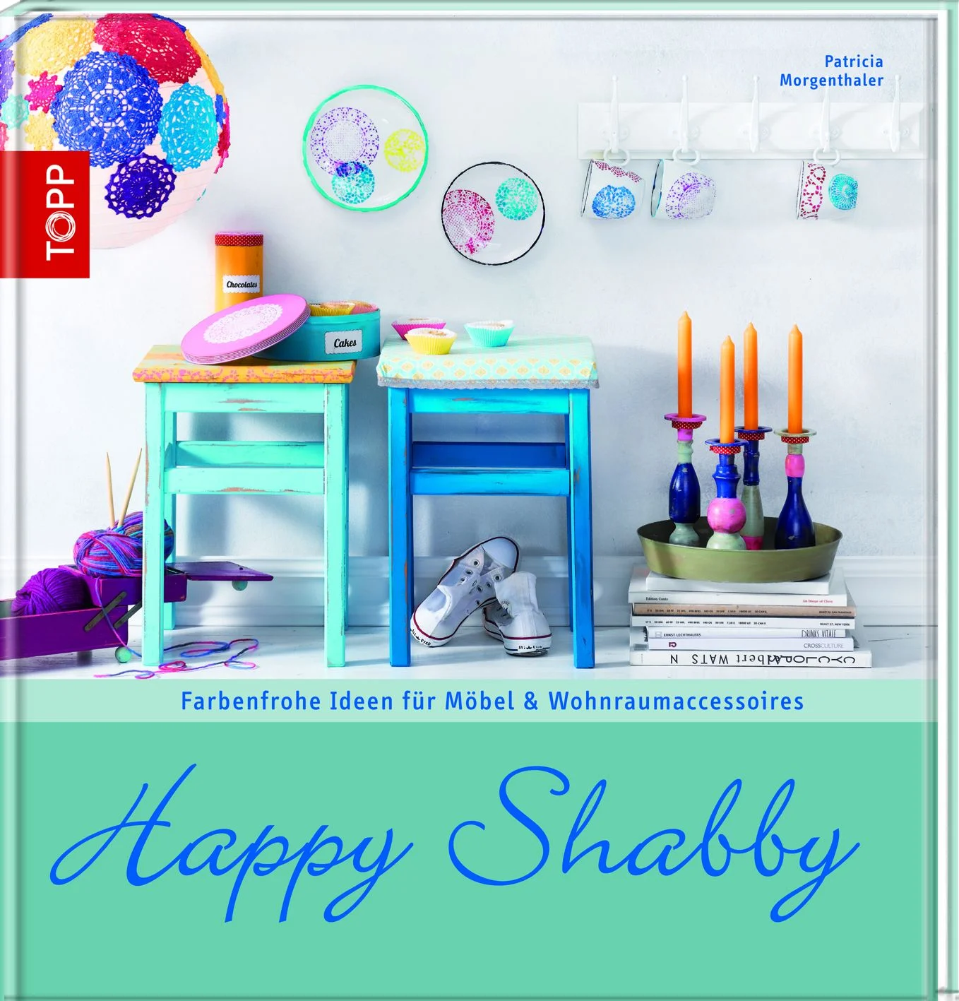 Happy Shabby. Farbenfrohe Ideen für Möbel & Wohnraumaccessoires. Der beliebte Einrichtungsstil Shabby Chic bekommt einen neuen Anstrich! Möbel und Wohnraumaccessoires erstahlen in kräftigen, fröhlichen Farben und erhalten durch die typischen Gebrauchsspuren den gemütlichen Charme. Dank detaillierten Anleitungen und Schritt-für-Schrittbildern zu allen wichtigen Techniken auch für Einsteiger geeignet. 80 Seiten, 22,2 x 23,5 cm, Hardcover.