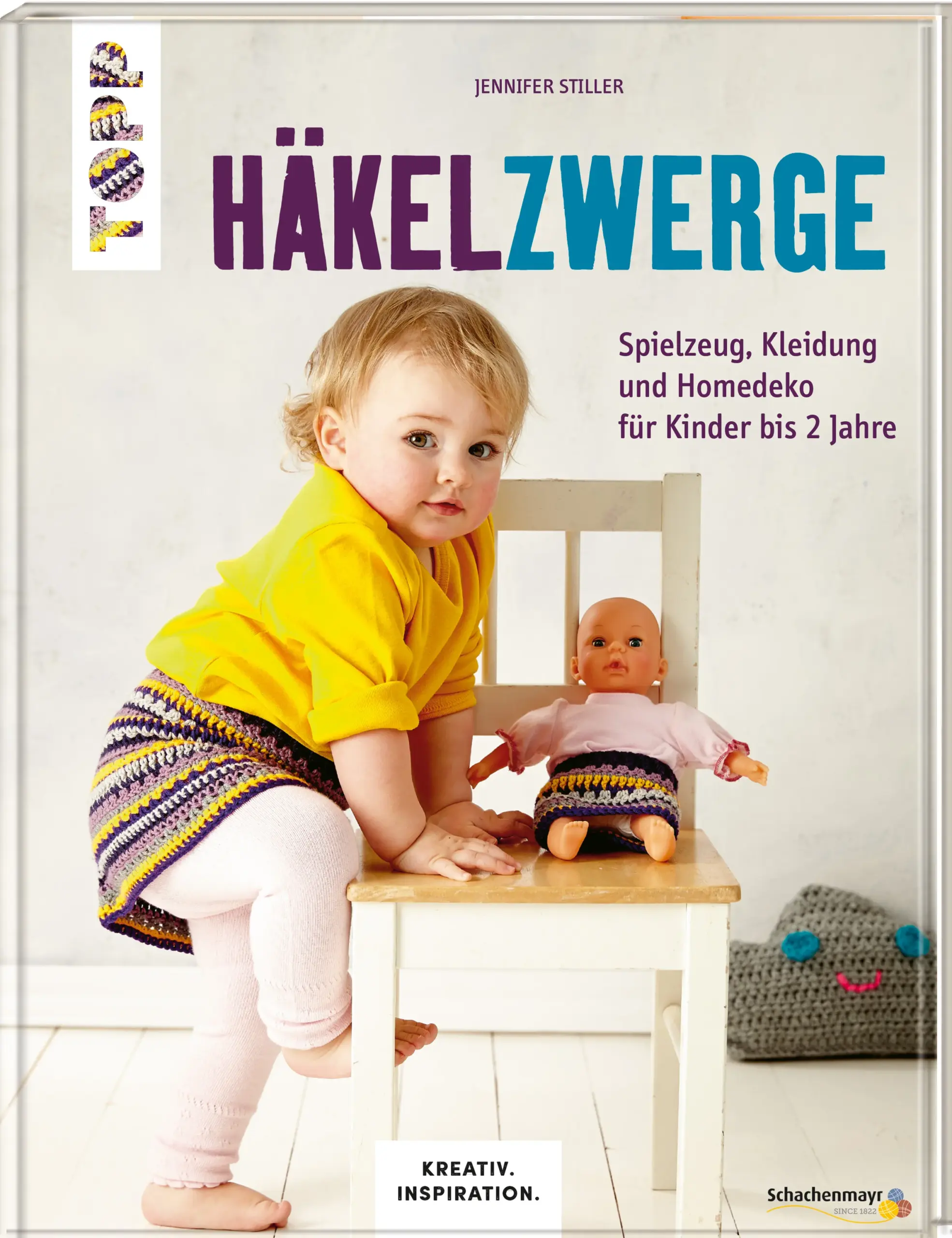 Die süßesten Häkelideen für alle Babys und Kleinkinder bis 2 Jahre. Ob Kleidung, Spielzeug oder Ideen fürs Kinderzimmer - hier finden Sie individuelle Willkommensgeschenke. Sie finden die Klassiker wie das erste Schühchen, das erste Mützchen oder Kuscheltier, aber auch neue Ideen wie selbst behäkelter Bilderrahmen, die erste Krabbeldecke oder der erste Greifling. Kreiieren Sie ein stimmungsvolles, liebevolles Zuhause durch selbst gemachte kleine Accessoires und Hingucker! Jennifer Stiller, selbst Mutter von 3 Kindern, hat für Sie praktische und farbenfrohe Modelle kreiert.