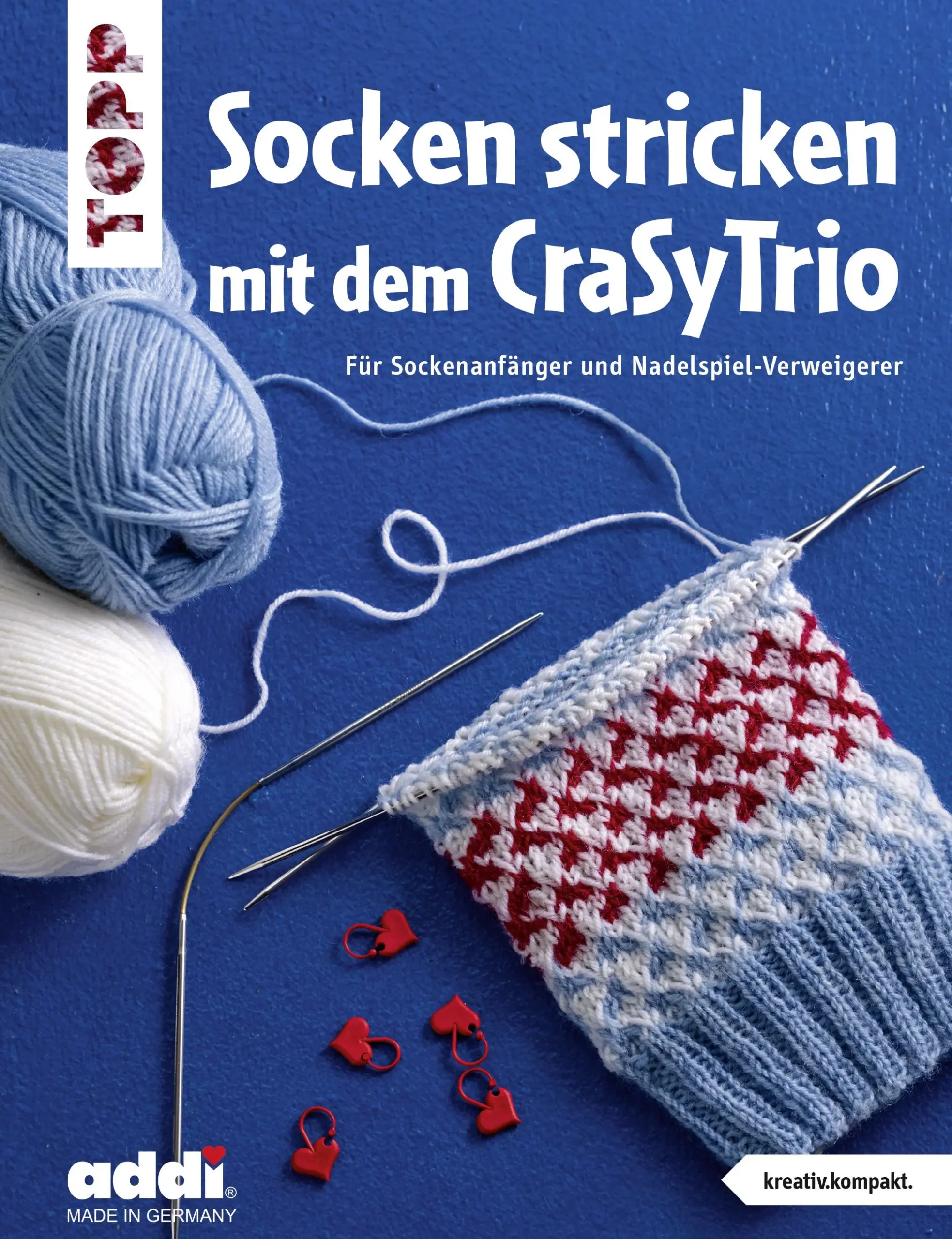Der Geheimtipp für Socken-Einsteiger! Sie wollten schon immer Socken stricken, haben aber Respekt vor dem Hantieren mit dem Nadelspiel? Dann ist das addiCraSyTrio genau das Richtige für Sie! Die drei neuartigen Nadeln mit flexiblem Mittelteil sind einfach in der Handhabung – so gelingt das erste eigene Sockenpaar im Handumdrehen. Eine ausführliche Grundanleitung und abwechslungsreiche Modellanleitungen laden zum Ausprobieren ein. Entdecken auch Sie die neue Lust des Sockenstrickens ohne Nadelspiel!
