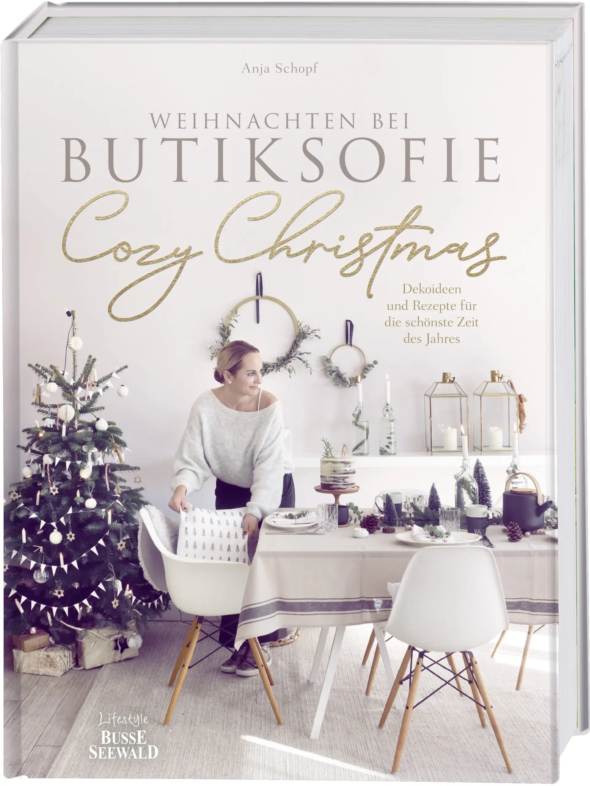 Was gibt es Schöneres, als es sich in der Vorweihnachtszeit zu Hause richtig gemütlich zu machen? Ob auf dem Sofa mit einer heißen Schokolade, beim Adventskaffee mit Familie und Freunden oder unterm geschmückten Weihnachtsbaum – in diesem Buch sorgt Anja Schopf, Autorin und kreativer Kopf hinter »butiksofie«, einem der erfolgreichsten Lifestyle-Blogs Deutschlands, für jede Menge winterliche Wohlfühlmomente, die das Warten auf das schönste Fest des Jahres versüßen. Sie nimmt uns mit in ihre ganz persönliche Weihnachtswelt und verrät ihre schönsten Dekoideen für Tür, Fenster, Wand oder Tisch, liebevolle Mitbringsel für die Liebsten sowie leckere Rezepte für Gebäck, Torten, heiße Getränke oder Desserts.