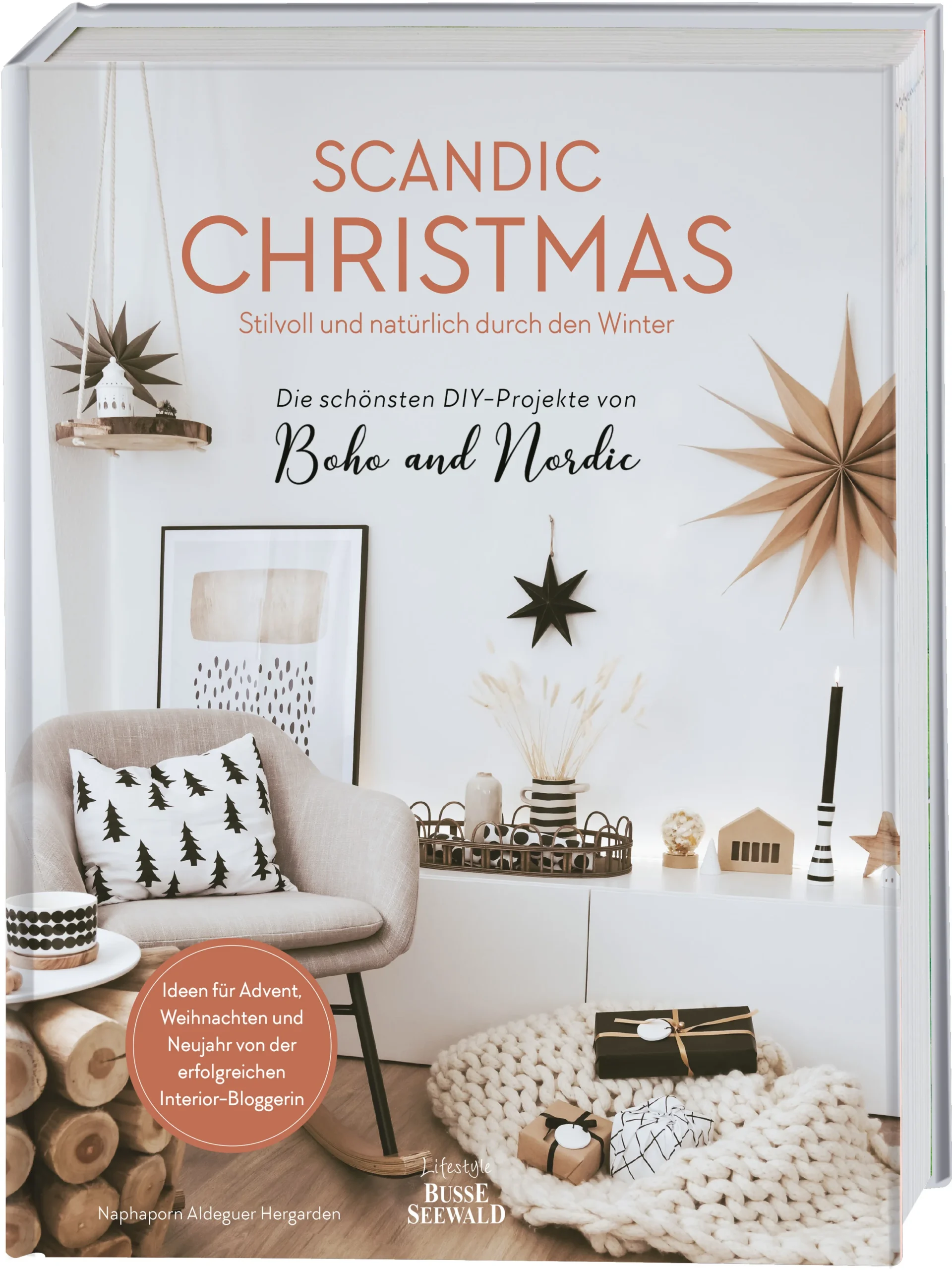 Auf ihrem Instagram-Kanal Boho and Nordic lassen sich über 200.000 Follower von Interior-Expertin Pau inspirieren. In ihrem ersten Buch teilt sie einfache und stimmungsvolle Deko-Ideen vom Spätherbst über die Adventszeit bis hin zum großen Fest und zu den ersten Neujahrstagen. Warme Farben und natürliche Materialien, kombiniert mit Accessoires im coolen Schwarz-Weiß-Design - das Erfolgsrezept von Boho und Nordic jetzt endlich für alle zum Nachstylen.