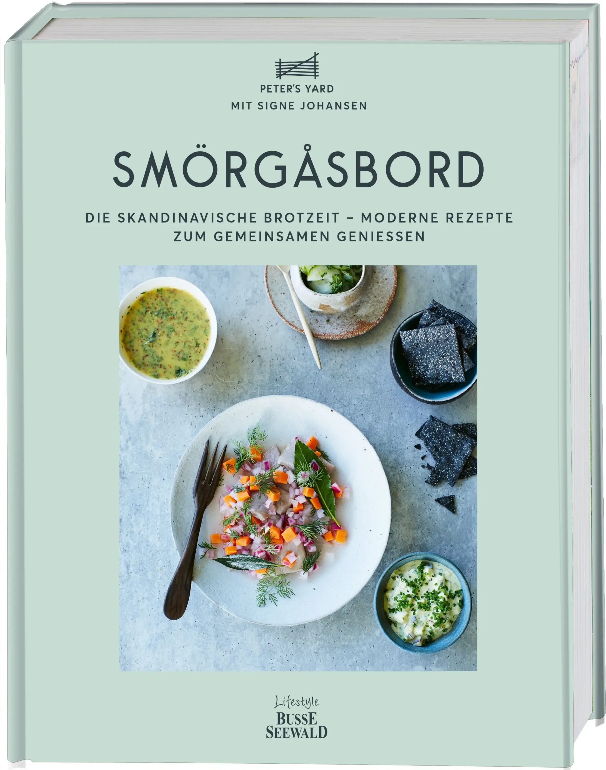 In Skandinavien gibt es viele Bräuche, die gerne mit Familie, Freunden und gutem Essen gefeiert werden. Das typische schwedische Buffet wird gerne an Feiertagen serviert und nennt sich Smörgåsbord. In diesem Buch finden Sie das allseits bekannte Smörgåsbord neu interpretiert. Die Rezepte in diesem Buch sind einfach und modern und können mit viel Spaß und wenig Aufwand zubereitet werden. Ob bunte Gemüsetarte, gegrillter Kabeljau-Burger, Gewürzapfel-Chutney oder geschmorter Rotkohl mit Apfel und Nelken, das Buch begeistert mit vielfältigen Rezepten für jede Jahreszeit. Begeben Sie sich auf eine kulinarische Reise durch Skandinavien und genießen Sie gemeinsame Momente mit Ihren Liebsten. Für unvergessliche Feste mit einfachem und leckerem Essen.