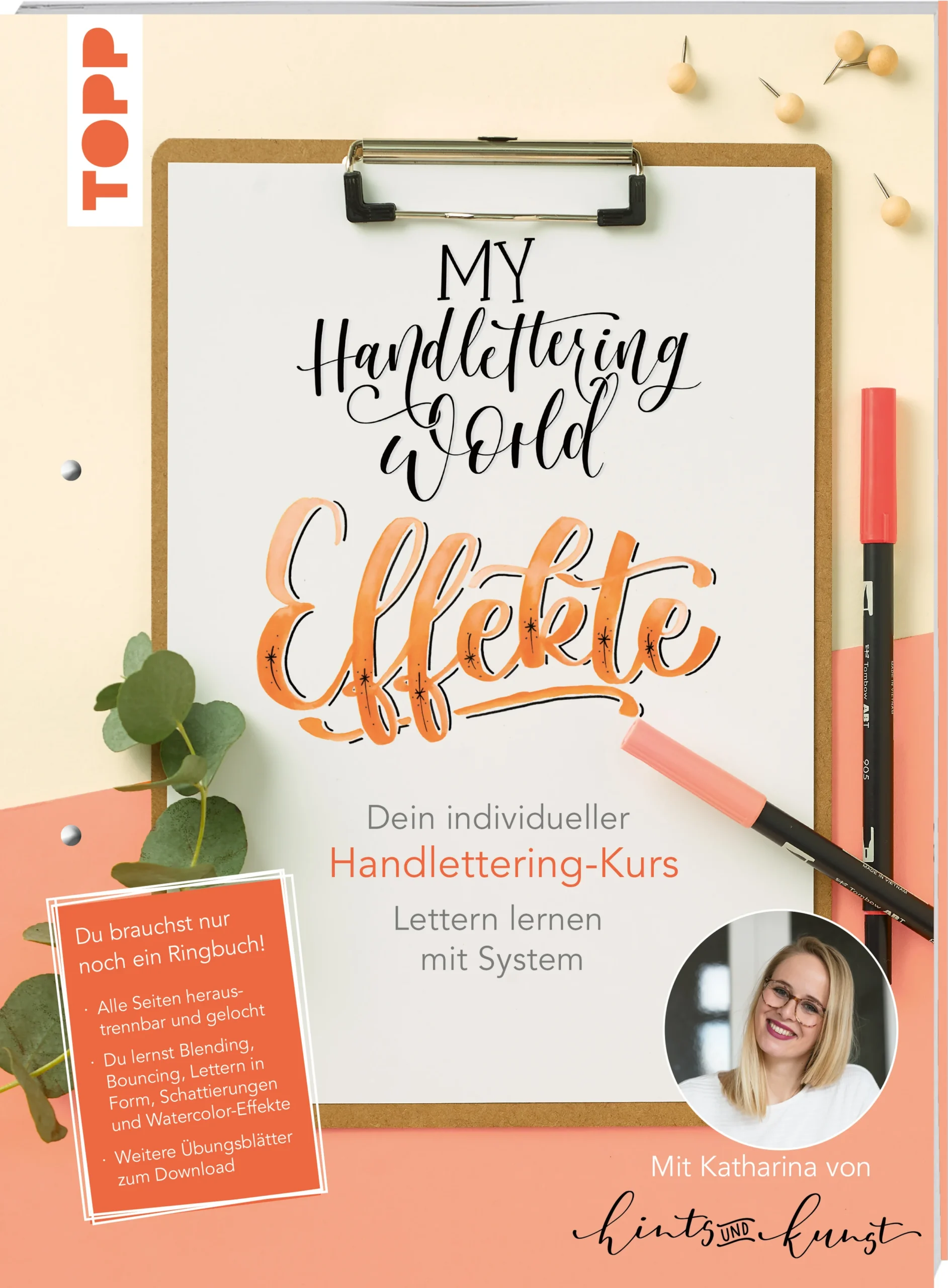 My Handlettering World - Der individuelle Handlettering-Kurs geht weiter! Lerne mit diesem einzigartigen Kurs Bouncing, Blending, Schattierungen und weitere Handlettering-Effekte, die aus jedem Lettering etwas Besonderes machen. Ein Kurssystem, das nach und nach dein Handlettering-Wissen aufbaut und dich zum Profi macht. Was zusätzlich noch benötigt wird, sind ein Ringbuch, ein Fineliner und natürlich Brush Pens in unterschiedlichen Farben. Zusammengestellt aus dem Wissen ihrer vielen Workshops ist das Buch unserer Autorin Katharina Till von hints & kunst. Jedes bearbeitete Thema wird aus dem Buch getrennt und in ein Ringbuch eingeheftet. Schritt für Schritt wird sichtbar, was bereits gelernt wurde. Das Buch nimmt ab und dein Ringbuch füllt sich. Die Trennblätter für das Ringbuch (Grundwissen, Übungsblätter, Alphabete, Spruchgestaltung) finden sich im Buch - schön gestaltet und ebenfalls gelocht zum Heraustrennen. Zusätzliches Download-Material zum Üben sowie Linienblätter bieten die Digitale Bibliothek und ein Übungsbuch, das ergänzend erworben werden kann. Die neue Art, Handlettering zu lernen.