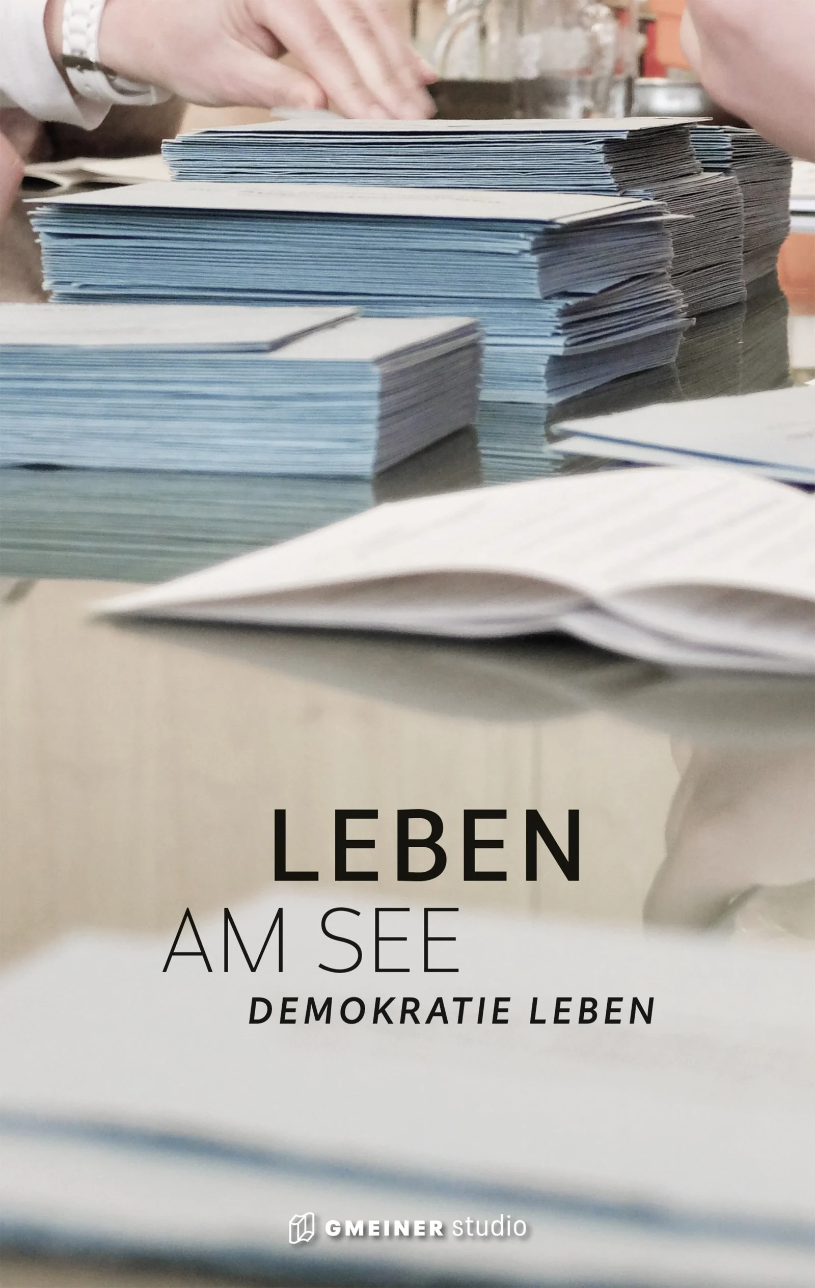 Eine Stimme haben, mitbestimmen dürfen, teilhaben können - das sind keine Selbstverständlichkeiten. Demokratie ist nur so gut, wie die Menschen, die sie mit Leben füllen. Das sehen wir heute immer deutlicher, in einer Zeit, in der diese Errungenschaften von verschiedenen Seiten und durch unterschiedliche Entwicklungen in Frage gestellt werden. Das diesjährige Kreisjahrbuch widmet sich daher dem aktuellen Thema „Demokratie leben“ und schaut auf Beispiele aus dem Bodenseekreis. Wie wird bei uns Demokratie und Mitbestimmung umgesetzt? Wer steht hier für diese Werte ein? Welche neuen Initiativen oder Gedenkorte thematisieren unsere demokratischen Traditionen? Dabei darf auch der Blick in die Geschichte nicht fehlen: für Freiheit und Teilhabe wurde gekämpft - und Freiheit ging auch verloren. Neben dem aktuellen Themenschwerpunkt bietet Band 43 wieder eine Reihe anderer spannender Themen aus dem Geschehen im Bodenseekreis. So wird „Leben am See“ auch in diesem Jahr wieder zum Gedächtnis dieser Region.