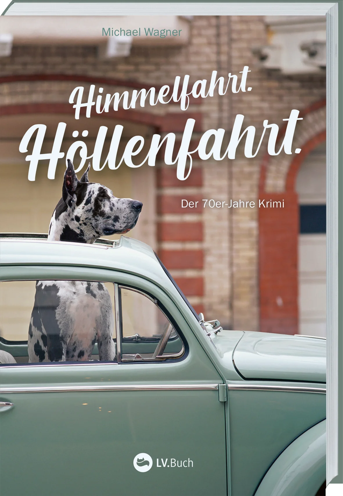 Ein neuer Fall für die Hobby-Ermittler aus Lüdenscheid: Dieser Krimi lässt die 70er-Jahre wieder aufleben. Kaum vom Begräbnis eines alten Bekannten zurückgekehrt, muss sich Antiheld Theo Kettling um eine aufgewühlte Sabine kümmern. Die kleine Schwester ihrer besten Freundin wurde von einem Auto angefahren und getötet. Als Lieselotte Larisch von der Geschichte hört, ist sie sofort davon überzeugt, dass hier etwas nicht stimmt. Zu Recht, denn schon bald wird klar, dass hinter dem vermeintlichen Unfall viel mehr steckt als zunächst angenommen. Der 4. Theo-Kettling-Krimi: Ein Himmelfahrtspicknick mit Folgen Ein unmoralisches Catering: Regionalkrimi um ein vertuschtes Verbrechen und späte Rache Ein zehn Jahre alter Cold Case: Gerät Kettling diesmal selbst unter Verdacht? Schauplatz Lüdenscheid: Ermittlungen mit dem Lamborghini-Trekker Ein weiteres spannendes Buch aus der Feder des deutschen Krimiautors Michael Wagner Unfall oder späte Rache? Ein spannender Krimi aus dem Sauerland mit Bezug zu Theo Kettlings Vergangenheit Lüdenscheid 1976: Was hat es mit dem Tod des kleinen Mädchens auf sich? Welche Rolle spielt Theo Kettlings Vergangenheit als Mitarbeiter eines Festservice? Was geschah vor zehn Jahren wirklich mit der älteren Schwester des Opfers? Begleiten Sie die drei Hobby-Ermittler auf der Spur eines Verbrechens, dessen Vertuschung schreckliche Folgen hatte! Der Journalist, PR-Experte und Krimiautor Michael Wagner hat auch für den vierten Teil der Krimireihe um das Ermittlerteam Kettling-Larisch akribisch recherchiert. So fühlen Sie sich sofort in die siebziger Jahre zurückversetzt – sowohl in den charmanten als auch in den düsteren Teil. »Ein nostalgischer Regionalkrimi mit Esprit und Witz, den ich sehr gern gelesen habe.« Steffi Döll »Durch Nennung von z. B. Musiktitel oder Zigarettenmarken werde ich zurück in meine eigenen Sturm- und Drangjahre katapultiert.« Judith aus Kierspe