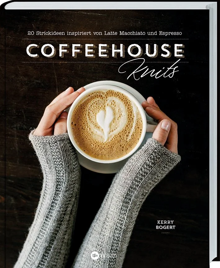 Stricken und Kaffee gehören zusammen! Die Autorin Kerry Bogert hat sich bei „Coffeehouse Knits“ ganz von ihren eigenen Ritualen, die das Stricken umgeben, inspirieren lassen. Ob alleine frühmorgens beim ersten Kaffee oder in geselliger Runde mit Freunden beim Kaffee-Klatsch: Dieses Strickbuch lässt Sie teilhaben an der Gemütlichkeit und Entspannung, die entsteht, wenn Stricknadeln klappern! Strickanleitungen für Damenpullover, Strickjacken, Mützen und Socken mit Abbildungen und Tipps für eine gelungene Ausführung Designs inspiriert von Kaffee und allem, was eine heiße Tasse davon so entspannend macht Hilfe für Profis und für alle, die erst Stricken lernen: Detailabbildungen, Schritt-für-Schritt-Anleitungen und Schemata Strickvorlagen unterteilt nach Projekten für stille Stunden und solchen, die während eines Tratsches fortgeführt werden können. Kurze Essays der strickbegeisterten Co-Autorinnen, die über die Entspannung der Handarbeit philosophieren und zu eigenen Stricktreffen inspirieren Strickmuster für gemütliche Nachmittage auf der Couch Ein Buch als Ode an ein Hobby: „Coffeehouse Knits“ verführt zum Stricken, egal, ob Sie Erfahrung haben oder eine neue Freizeitbeschäftigung suchen. Mit Tipps zum richtigen Garn, Anleitungen für die häufigsten Anschläge und Muster sowie kleinen Geschichten zwischendurch ist dieses Werk ein Seelenschmeichler für verregnete Nachmittage. Freuen Sie sich auf 20 Vorlagen, von Socke bis Mütze, die entweder einen Regentag auf der Couch zuhause oder die Gesprächsrunde mit Freunden komplettieren – natürlich mit einer heißen Tasse Kaffee dazu!