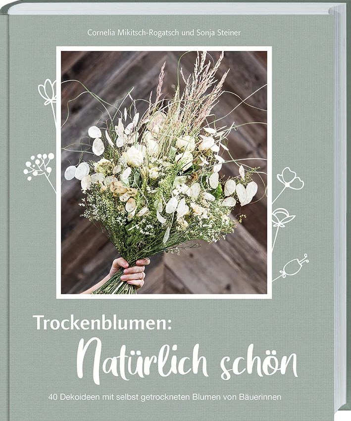Von Blumenkranz bis Trockenstrauß: Zauberhafte Trockenblumen-Deko selbst machen Haltbare Rosen und getrocknete Blütenblätter sind romantische Klassiker, aber Trockenblumen können noch viel mehr! Aus getrockneten Blüten und Blättern lassen sich herrliche Sträuße, Gestecke und Kränze binden – eine zauberhafte Erinnerung an den Sommer. Wie einfach das geht, zeigen Cornelia Mikitsch-Rogatsch und Sonja Steiner. Die Bäuerinnen und gelernten Floristinnen präsentieren klassische Ideen wie den bunten Strohblumenkranz ebenso wie ausgefallene Hingucker mit kreativen Materialien. Einzelne Blüten in Szene setzen oder ein großes Ensemble arrangieren, märchenhaft oder modern – hier ist für jeden Dekogeschmack etwas dabei. Das Bastelbuch zum Trockenblumen-Trend mit 40 Anleitungen für wunderschöne Sträuße, Kränze und Tischdeko aus Naturmaterialien Die schönsten Pflanzen im Porträt: Welche Blumen eignen sich zum Trocknen, wo sind sie zu finden und wie gedeihen sie im eigenen Garten? Blumen einfach selbst trocknen: hilfreiche Anleitungen und Profitipps, wie Sie Ihre eigenen Blumen konservieren und ihre Farben erhalten Nachhaltige Dekoration aus Gartenpflanzen und Wiesenblumen Ob Schleierkraut, Pfingstrose oder Lavendel: Die meisten Schnittblumen, die uns in frischen Sträußen erfreuen, sehen auch getrocknet toll aus. Sogar Pusteblumen lassen sich auf diese Weise nahezu unbegrenzt erhalten. Die Autorinnen zeigen Ihnen, wie Sie mit Ihren Lieblingspflanzen wunderschöne Kreationen binden, stecken und arrangieren können. Alles, was Sie dazu brauchen, ist einfaches Bastelmaterial wie Wickeldraht und Klebepistole. Die DIY-Ideen im Buch lassen sich leicht und kostengünstig nachbasteln, denn die benötigten Pflanzen können Sie ganz unkompliziert am Feldrand oder im eigenen Garten pflücken. Klassischer Türkranz, rustikaler Bauernstrauß oder pfiffiges Blumenarrangement mit Wow-Effekt? Mit diesem Bastelbuch für Erwachsene zaubern Sie nachhaltige Blumendeko im Handumdrehen selbst! »Mit diesem Bastelbuch für Erwachsene zaubern Sie nachhaltige Blumendeko im Handumdrehen selbst!« Osttiroler Bote