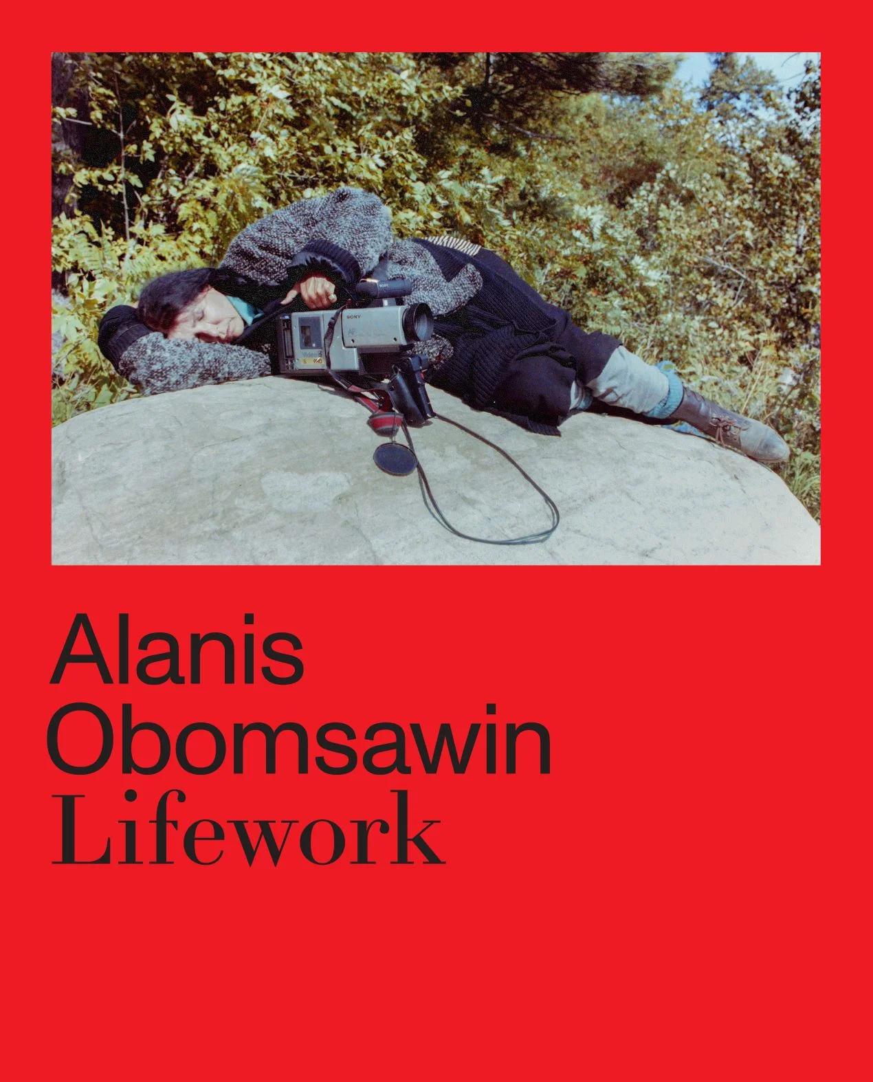 One of today’s most important documentary filmmakers, Alanis Obomsawin has dedicated her life’s work to shining a light on the injustices experienced by Canada’s Indigenous people. This retrospective monograph features an extensive interview with Obomsawin and includes stills and reflections on her entire career including her most recent series devoted to the rights of Indigenous children.Never shying away from controversy, Obomsawin’s films have played a critical role in exposing ongoing systemic bias towards Indigenous populations—from fishing rights and education to health care and treaty violations. Obomsawin is also a graphic artist, and she incorporates her often dream-inspired etchings and prints into many of her films. This volume includes illuminating essays exploring Obomsawin’s practice and mission as well as personal commentary from collaborators, archival materials, and photographs from the filmmaker’s personal life and professional exploits. As Obomsawin closes in on her ninth decade of life—and fifth decade behind the camera—this beautifully illustrated record of her astounding body of work and tireless efforts on behalf of Indigenous peoples and culture is an inspiring celebration of the power of film to dramatically change the course of history. Ausstattung: Überzug mit durchgefärbtem Vorsatzpapier, Tiefprägung und Einklebebild