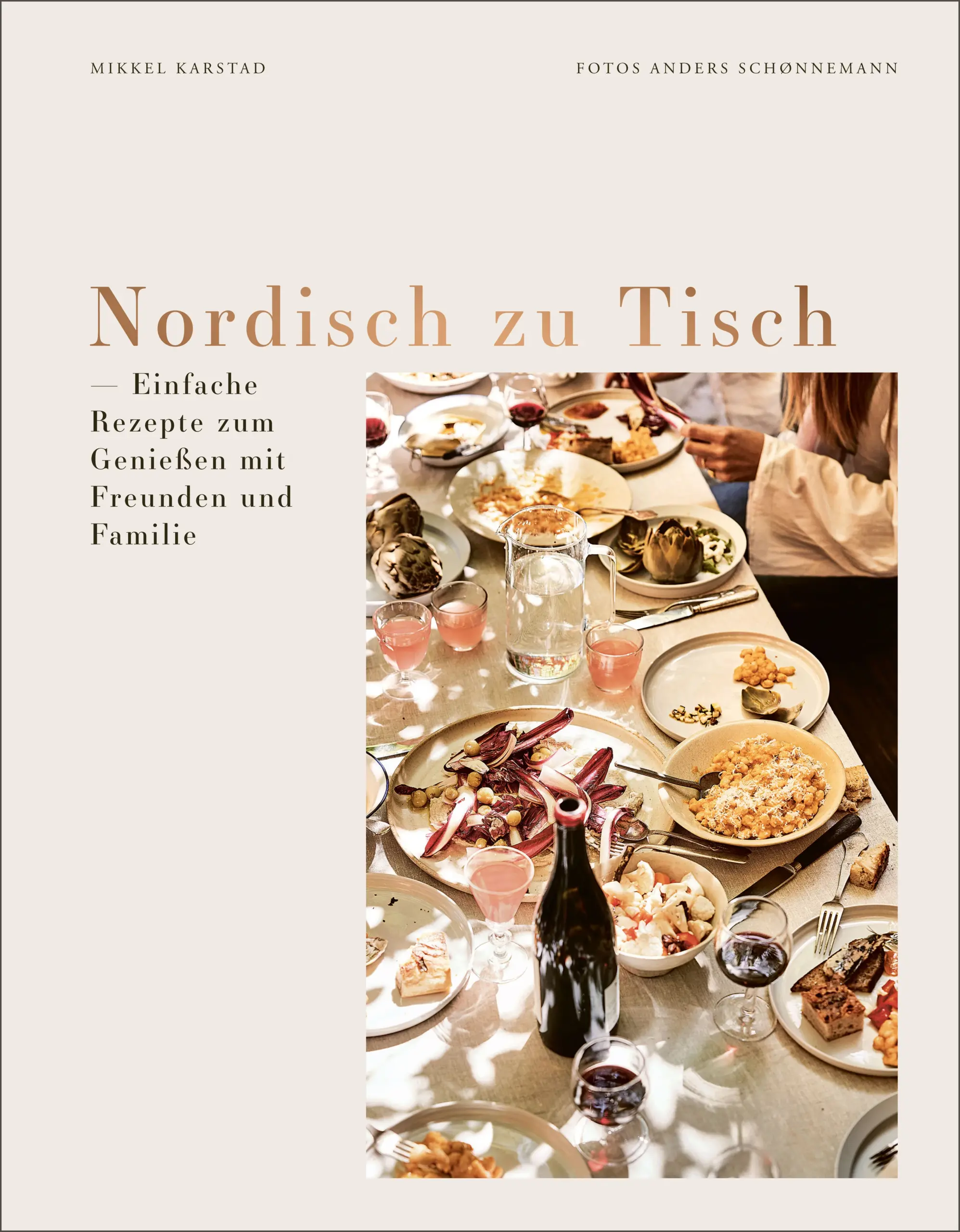 Die nordische Kunst der Gastfreundschaft: Rezepte und Menüs für gesellige Anlässe, vom Sommergrillfest bis zum WeihnachtsdinnerEntspannt für Gäste kochen will gekonnt sein. Der dänische Kultkoch Mikkel Karstad bittet in seinem neuen Kochbuch zu Tisch und präsentiert sechs Menüs für verschiedene Anlässe: ein sommerliches Grillfest, ein Sonntagsbrunch, ein Mittagessen im Familienkreis, ein Geburtstagspicknick, ein Abendessen mit Freunden und ein festliches Weihnachtsessen. Die 70 köstlichen Rezepte eignen sich hervorragend für größere Runden und reichen von gegrillten Zucchini mit Ricotta und Estragon, Buttermilch-Wildkräuter-Focaccia und Kichererbsen-Tagine mit Kokosmilch und Minze bis hin zu Mascarpone-Aprikosenkuchen, Himbeerlimonade und Brombeer-Gin-Tonic. Dazu gibt es wertvolle Profi-Tipps zur Menüplanung und Vorbereitung. Wunderschön inszeniert mit stimmungsvollen Fotos erzählt dieses besondere Kochbuch davon, wie man rund um den Tisch mit Familie und Freunden kostbare Erinnerungen schafft – mit minimalem Aufwand und maximalem Genuss.Besonders hochwertiges Buch, gestaltet im schicken Nordic-Design und ausgestattet mit Naturpapier-Cover und Bronzeprägung.