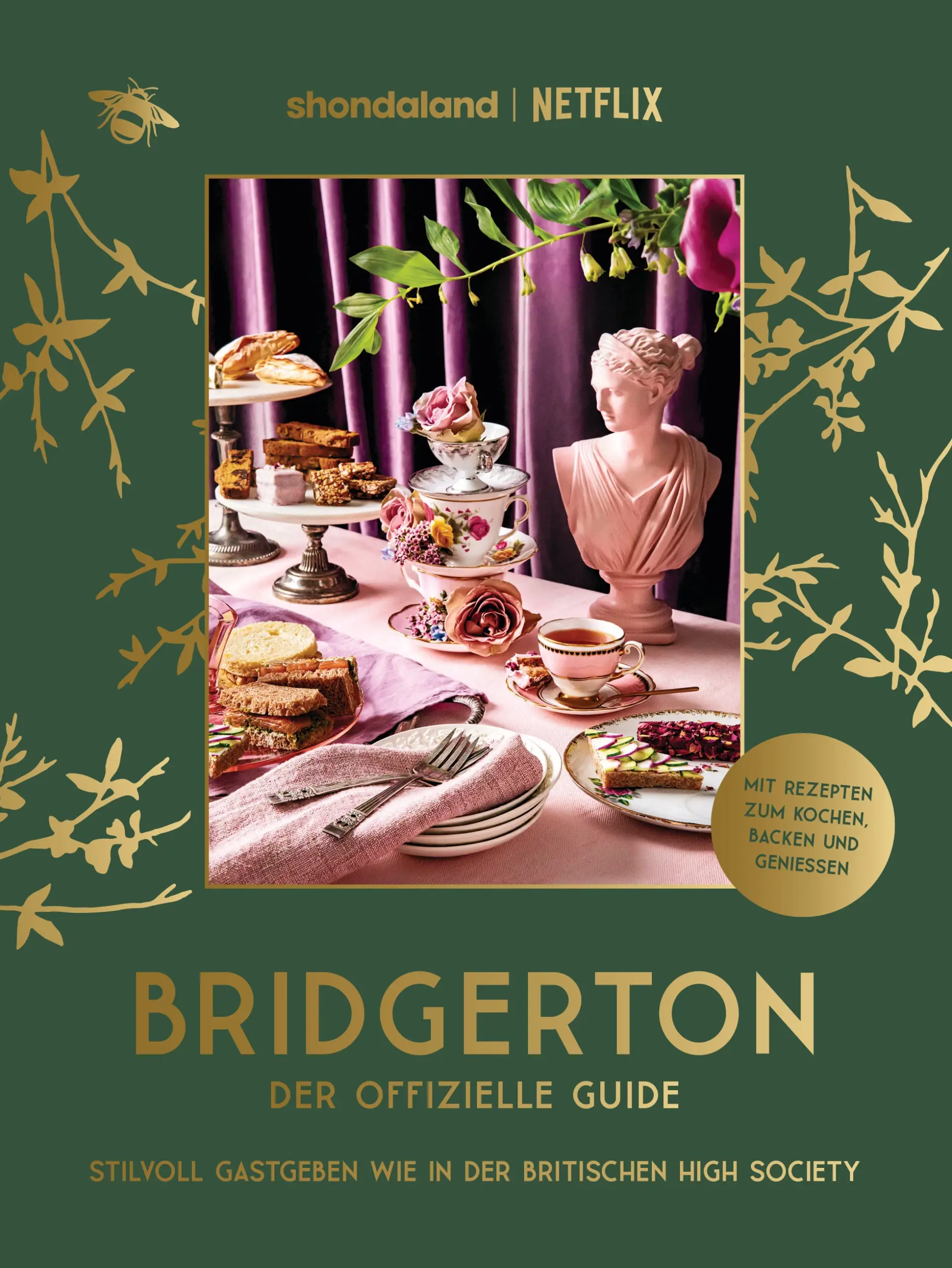 Ganz offiziell zu Gast bei den Bridgertons!Das erste offizielle Kochbuch zur Netflix-Erfolgsserie über die glamouröse Londoner High Society um 1800 bietet eine Fülle von Koch- und Backrezepten zum Schlemmen und Genießen auf die feine englische Art. Begleitet von Originalfotos aus der Serie, präsentiert das Buch 40 exquisite Rezepte für verschiedene Anlässe wie Brunch, Tea Time, Gartenpicknick, Dinnerparty oder Game Night. Überraschen Sie Ihre Gäste mit köstlichem Fingerfood, opulenten Hauptspeisen, raffinierten Sandwiches, süßen Törtchen und Desserts sowie erfrischenden Drinks und Cocktails. Die von der Serienwelt inspirierten Rezepte passen perfekt auch in die heutige Zeit, mit vielen vegetarischen und glutenfreien Optionen oder Mocktails, die keine Wünsche offen lassen. Dazu gibt es wertvolle Tipps, wie man eine unvergessliche Party im Bridgerton-Stil ausrichtet und dabei stets der Etikette folgt – denn wer weiß schon, wie man einen Marquis richtig anspricht, den perfekten Knicks macht oder einen Macaron-Turm baut, der eine ganze Ballnacht lang hält?Ausstattung: Cover mit Goldfolienprägung
