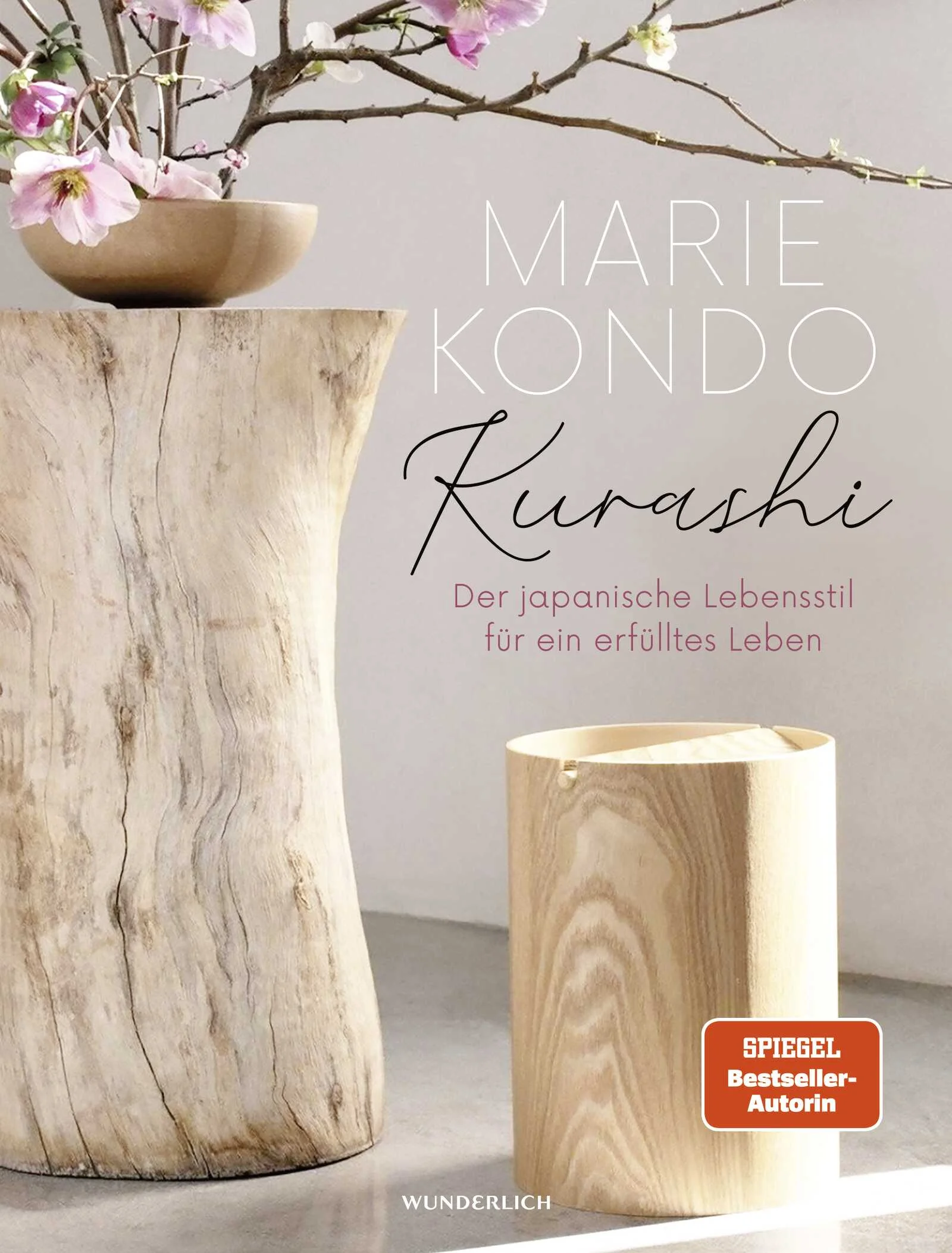 «Kurashi» ist das erste Coffeetablebook der Bestsellerautorin Marie Kondo, das visuelle und philosophische Inspiration zugleich bietet. Ihr Ziel ist es zu zeigen, wie man ein glückliches, freudvolles Zuhause – und Leben! – gestaltet. Dazu wendet sie die berühmte Frage «Does it spark joy?» auf das gesamte Denken und Verhalten des Einzelnen an. Inspiriert vom japanischen Konzept des Kurashi, was so viel bedeutet wie «Lebensweise; die Art, den Tag zu verbringen, bis die Sonne untergeht», lädt Kondo die Leser:innen dazu ein, ihr ideales Leben vom Aufwachen bis zum Ende des Tages zu visualisieren und sich so in die Lage zu versetzen, bewusste, achtsame Entscheidungen für sich und ihr Umfeld zu treffen.Die praktischen Tipps und Denkanstöße werden ergänzt durch zahlreiche hochwertige Fotos, die Design-Inspiration geben und Beispiele sind für gut organisierte und schön gestaltete Räume.