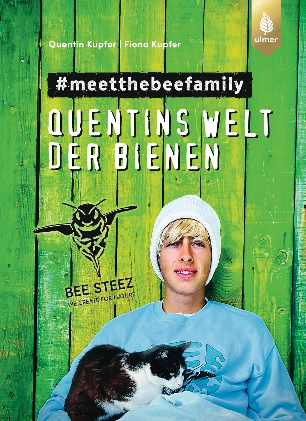 Mitten hinein in den Bienenschwarm: das Wissensbuch des Bee-FluencersHereinspaziert in den Bienenstock! Quentin Kupfer führt euch sicher an den Wächterbienen vorbei. Wir besuchen die Kinderstube und die Ammenbienen, beobachten Baubienen bei der Arbeit und erleben, wie sich ein Bienenvolk gegen Hornissen und Krabbenspinnen verteidigt. Und vielleicht bekommen wir ja auch eine Audienz bei der Bienenkönigin? Bee-Fluencer Quentin macht es möglich!Gemeinsam mit seiner Schwester Fiona Kupfer hat er ein Sachbuch geschrieben über das geheimnisvolle Leben der Bienen: krasse Fakten und unglaubliche Geschichten! Außerdem findet ihr in seinem Bienenbuch:- Leicht umsetzbare Tipps für bienenfreundliche Gärten und Blumenwiesen- Anleitungen für DIY-Projekte: Insektentränke, Sandarium, Wildbienenhotel- QR-Codes, die euch direkt zu Info-Videos der @bee.steez führen- Ein vertiefendes Vorwort des Bienen-Experten Prof. Dr. Jürgen Tautz- Coole Illustrationen von Fiona Kupfer und GORILLA im Comic-SF-Stil#savethebees – mit der Bee.steez-Community macht Insekten- und Naturschutz Spaß!Quentin Kupfer ist ein junger Filmemacher, Skater und aktiver Freund von Mutter Natur. Der Schutz von Wildbienen, Honigbienen und einheimischen Vögeln hat es ihm besonders angetan. Mit seinem Wissen über Bienen und ökologische Zusammenhänge begeistert er Millionen Menschen jeden Alters auf TikTok und anderen Social-Media-Kanälen. Seine Bee-Steez-Community trägt den Vibe weiter: lenkt euren Fokus auf die positiven Dinge in dieser Welt und lasst uns die Zukunft erschaffen, die wir uns wünschen – für uns, die Bienen und den Planeten!