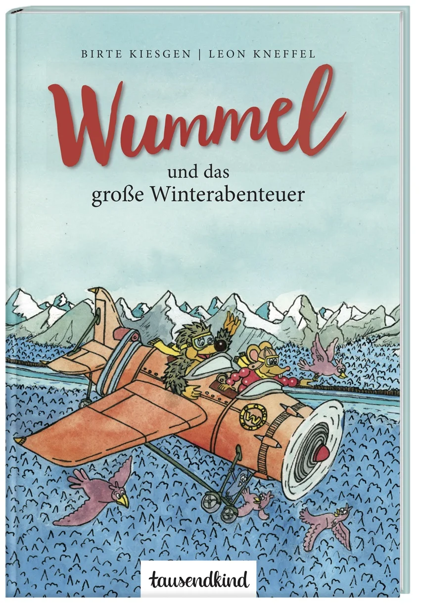 Wummel, der kleine Waldmausjunge, liebt den Winter. Als sich der erste Frost ankündigt, entdeckt er in Opa Ottos Tüftlerwerkstatt den Bauch eines Flugzeugs. Sofort wittert Wummel ein großes Winterabenteuer! In der Nacht träumt er vom Fliegen, vom verschneiten Wummelwald und von Schneeflocken, die wie glitzernde Diamanten um seine Nase tanzen. Bleibt es Wummels großer Traum? Oder ist es tatsächlich möglich, dass Waldmäuse fliegen? Mit einem waghalsigen Testflug beginnt eine aufregende Abenteuerreise …