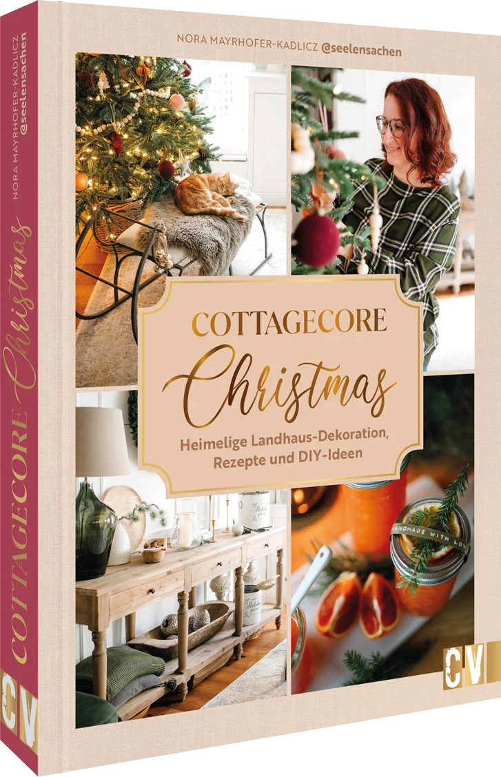 Weihnachten ist die Zeit der Besinnung, Gemütlichkeit, Familie und Kreativität. Passend dazu wird der Cottagecore-Lifestyle geprägt von der Sehnsucht nach einem einfachen, bewussten, naturverbundenen Leben. Davon zeigt Autorin und Fotografin Nora von @seelensachen jede Menge: DIYs, Blumenarrangements, Dekotipps für Tisch und Heim sowie Rezepte, die alle in harmonischer Verbindung zur Natur daherkommen. Das festliche Buch zum absoluten Cottagecore-Trend.