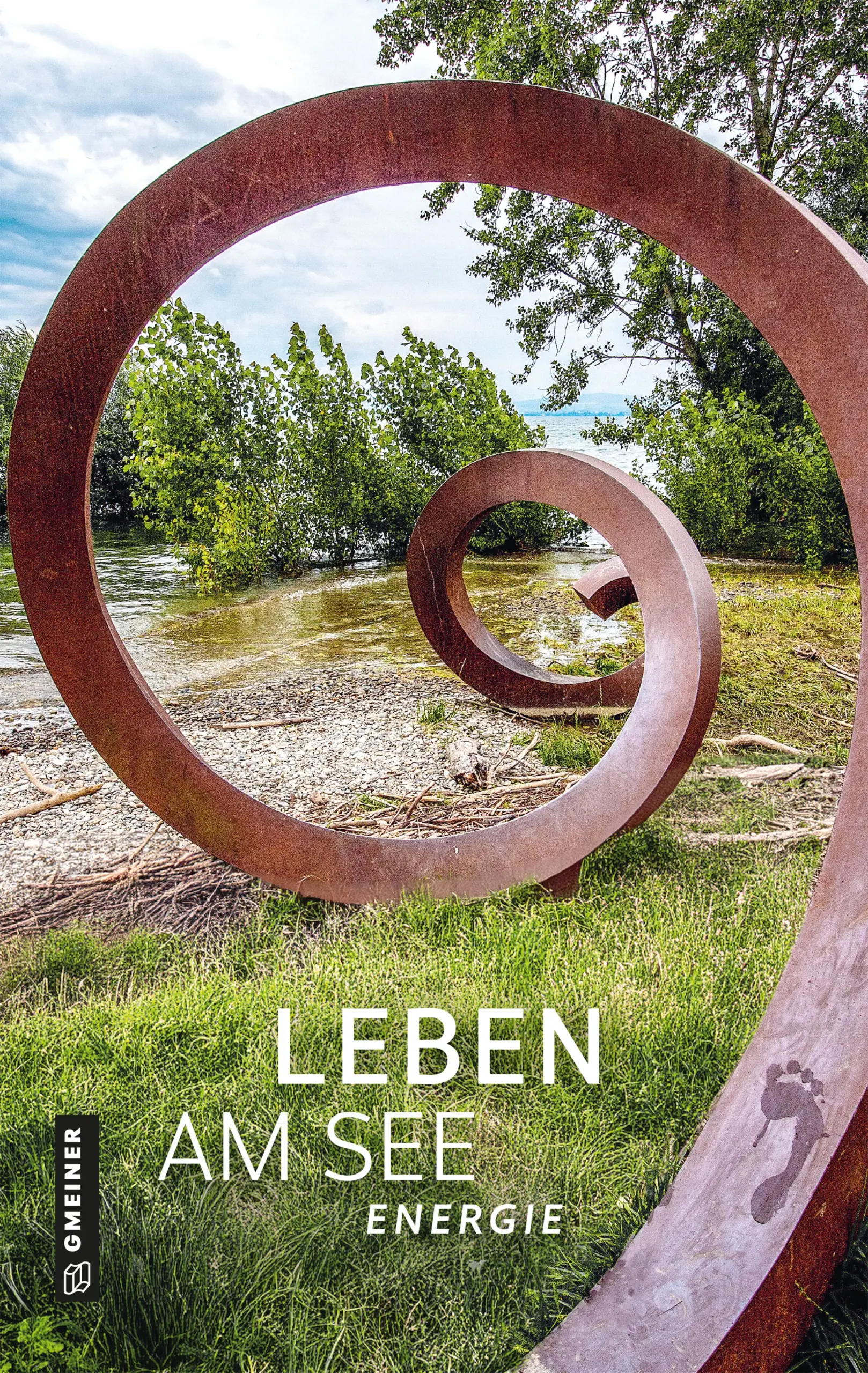 Energie ist Kraft, Bewegung, Veränderung, Kreativität und Leben. Wir sind in vielerlei Hinsicht abhängig von ihr. Sei es beispielsweise beim Wohnen, der Mobilität, in der Industrie oder auch bei der eigenen Physis. Ohne Energie geht gar nichts. Deshalb steht das Thema „Energie“ im Mittelpunkt des diesjährigen Kreisjahrbuchs „Leben am See“. Wie weit sind wir mit der Energiewende? Wo kommt unsere Energie heute her? Welche Konzepte, Energie sinnvoll zu nutzen, gibt es in unserer Region? Welche Rolle hat Energie in der regionalen Geschichte gespielt? Was treibt uns an? Wie äußert sich Energie in der Kunst, im Sport oder in anderen Bereichen des täglichen Lebens? Band 42 präsentiert eine breite Spanne an Beispielen und gelungenen Antworten auf diese Fragen.