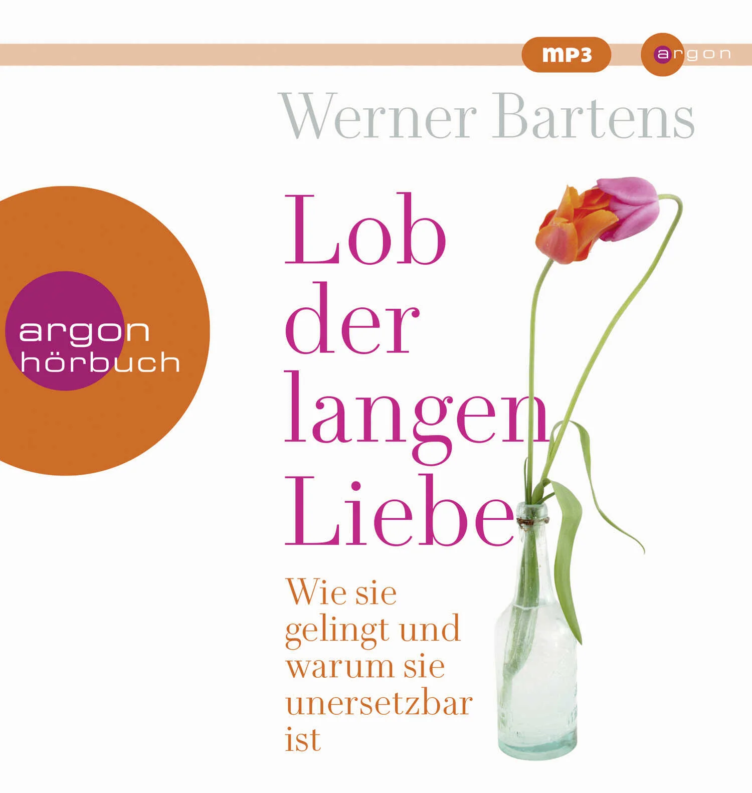 Finden Sie das Glück in der langen BeziehungWer am Anfang einer Beziehung steht, dem helfen unzählige Ratgeber. Aber was ist mit denen, die schon länger oder richtig lang zusammen sind? Rund zwei Drittel aller Paare beschäftigen sich – offen oder insgeheim – mit der Frage, ob sie so weiterleben möchten. Aber wer eine langjährige Beziehung aufgibt, so erklärt der Arzt und Bestsellerautor Werner Bartens, gibt einen Schatz an Gemeinsamkeiten, Erfahrungen und Vertrautheit auf. Und gesünder lebt man zu zweit sowieso, wie die Forschung weiß, außerdem glücklicher und mit wesentlich mehr Sex. Ohne Schmetterlinge im Bauch geht’s auch: sogar besser, sagt Bartens, denn Sie werden sich in Ihrer langen Beziehung so glücklich fühlen, wie Sie am Anfang gern gewesen wären.