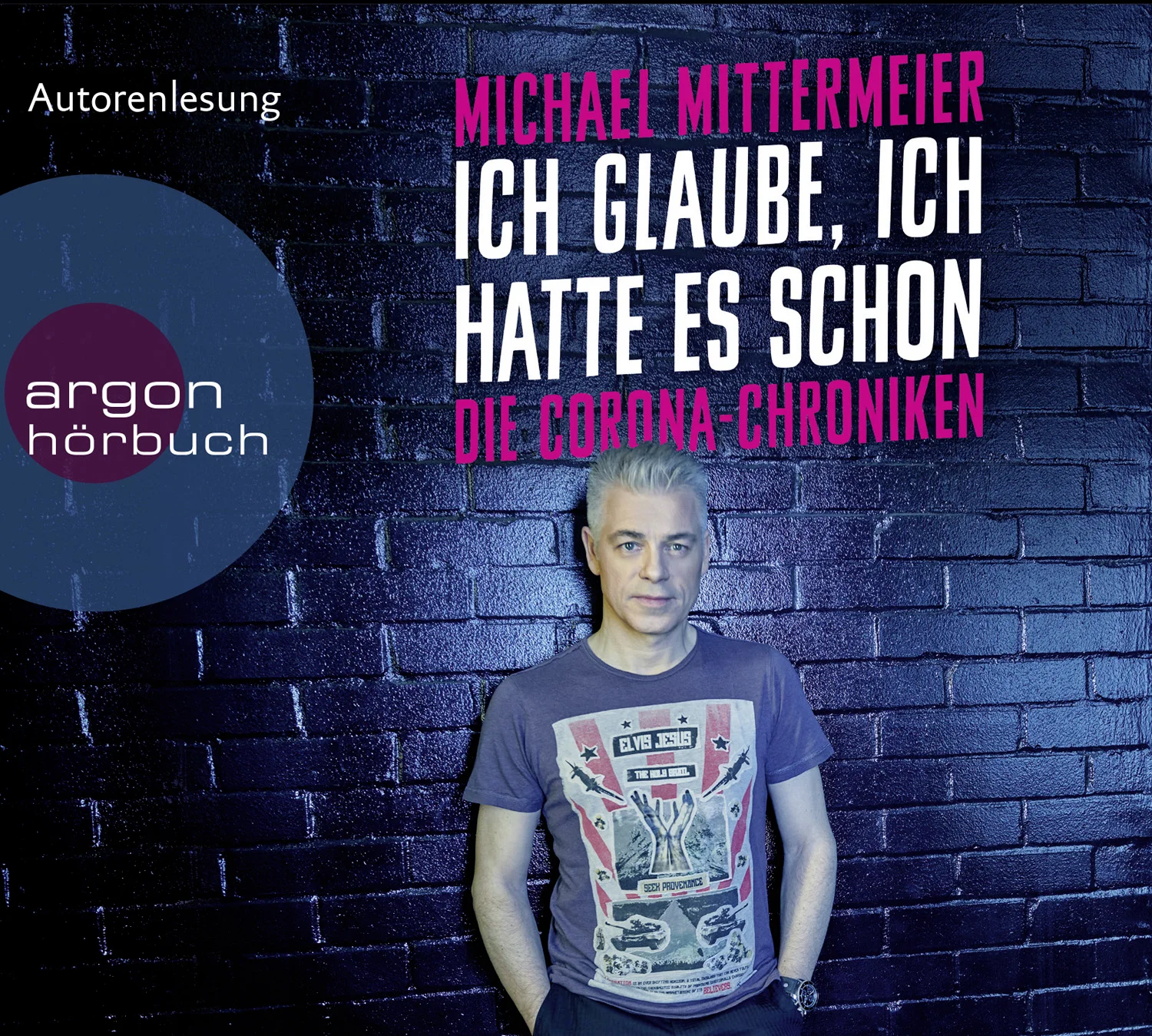 Homeschooling-Alarm? Virologen, die cooler als Popstars sind? Sparkassenbesuche mit Maske?In seinem neuen Hörbuch führt uns Michael Mittermeier mit Esprit und Witz durch unseren seltsamen neuen Alltag. Auftrittsverbot? Ein Albtraum für Komiker – die Pointen müssen raus! Michael Mittermeier erzählt wahre und saulustige Geschichten aus der Zeit der Pandemie: warum seine Tochter nicht mehr will, dass er bei den Mathehausaufgaben hilft, weshalb es kein gutes Zeichen ist, wenn der Paketbote nicht mehr klingelt, und was passiert, wenn in Rheinland-Pfalz die Bordelle wieder aufmachen.Die Krise stellt uns alle vor neue Fragen – und der Autor beantwortet sie mit Maske, aber ohne Blatt vor dem Mund: Wie erkennt man, ob die Zuschauer im Autokino lachen? Ist es für Prominente vorteilhaft, mit Maske einkaufen zu gehen? Soll man kurz nach Mittag schon einen Feierabend-Wein trinken? Und: Was machen wir jetzt mit der ganzen Hefe? Ob Sie es nun wirklich hatten oder nicht: Dieses Hörbuch liefert humoristische Antikörper für den nächsten Lockdown.