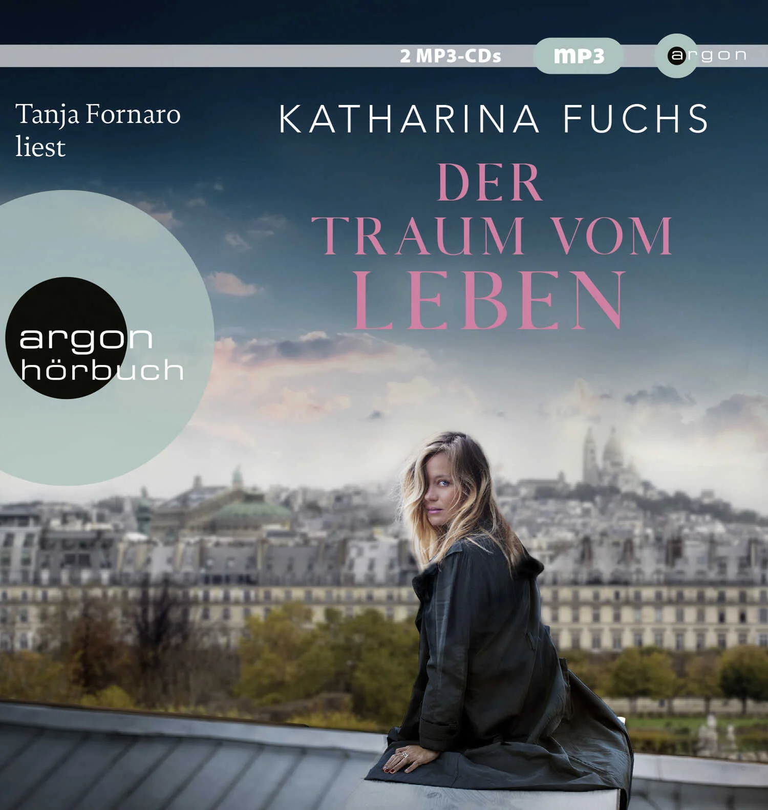 Moderne Aschenputtel-Geschichte in der glitzernden Pariser Modewelt der wilden 90er JahreBestseller-Autorin Katharina Fuchs erzählt in Der Traum vom Leben einfühlsam, authentisch und hochspannend ein faszinierendes Frauen-Schicksal in der Ära der Topmodels, basierend auf einer wahren Geschichte.Zu groß, zu dünn und zu blass ist die junge Luise für die Jungs in der norddeutschen Provinz – da verliebt sie sich in Nils, den Sohn des Großbauern mit den strahlenden Augen ... Doch die Tochter des ärmsten Bauern weit und breit ist für seine Eltern nicht standesgemäß. Ein Star-Friseur öffnet ihr die Türen, sie ergreift die Chance – und findet sich als Model auf den glamourösen Pariser Laufstegen wieder. Denn die 90er sind das Zeitalter der Supermodels. In der ganzen Stadt schießen aufstrebende Modelabels wie Pilze aus dem Boden, die Nachtclubs feiern legendäre Partys. Zwischen Modeglamour und dem schillernden Pariser Nachtleben tut sich für Luise eine eindrucksvolle Welt auf ...Das verrückte Paris der Neunzigerjahre will aus dem schüchternen friesischen Mädchen einen Star auf dem Catwalk machen. Doch wie hoch ist der Preis? Luise muss eine Entscheidung treffen …Katharina Fuchs hat selbst in Paris gelebt und den Beginn des verrückten und aufregenden Jahrzehnts, das mit seiner Mode alles in Frage stellte, hautnah miterlebt.