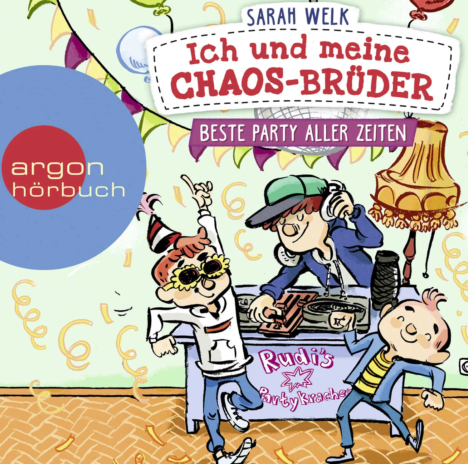 Eine Party mit vielen bösen ÜberraschungenMama ist seit Tagen schlecht drauf und möchte ihren anstehenden Geburtstag am liebsten vergessen. Ben, Bela und Henry können das gar nicht verstehen, Geburtstage sind schließlich immer toll! Klar, Mama wird 40 und damit uralt, aber trotzdem muss gefeiert werden! Die drei Jungs beschließen, eine große Überraschungsparty zu organisieren – mit echtem DJ, Tanzen, Büffet und richtig lange Aufbleiben. Doch wer diese drei Schlingel kennt, weiß, dass das Chaos vorprogrammiert ist ...Christoph Maria Herbst, einer der beliebtesten Sprecher, sagte über diese Reihe: »Das lese ich sehr gerne ein! Es hat einen viel zu frechen Witz, als dass das jemand anderes tun sollte.« Seinen Spaß merkt man ihm in jeder Sekunde an!