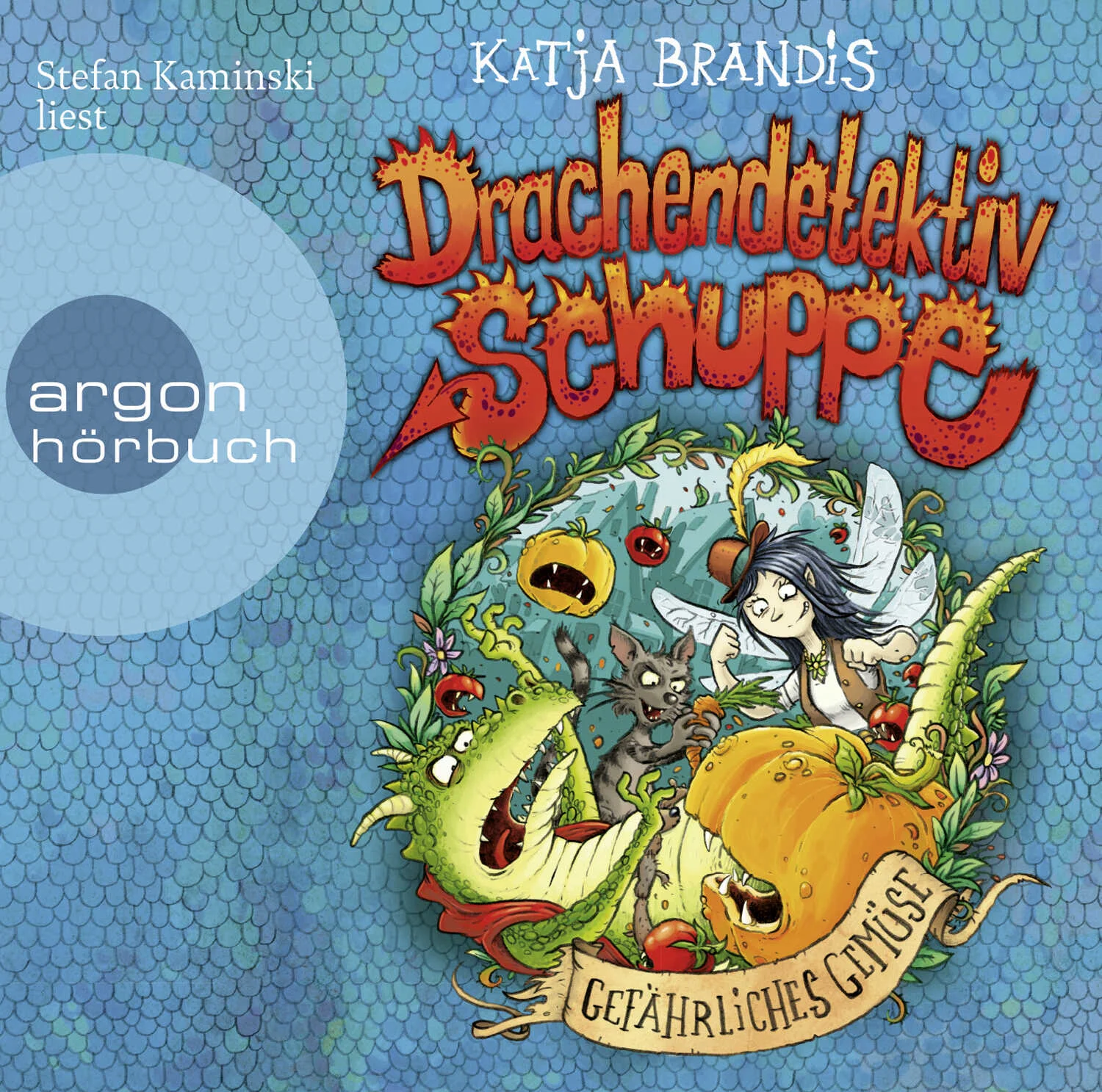 Vorsicht! Bissige Tomaten!Als im Laden von Hexe Gunilla ein Sack Reis umfällt, schwant Drachendetektiv Schuppe nichts Gutes. Denn eine alte Prophezeiung sagt, dass nun eine Plage über die Stadt kommen wird. Und tatsächlich: Plötzlich wird Wurmstedt überrollt von haufenweise gefährlichem Gemüse! Bissige Tomaten, fiese Kürbisse und böse Karotten greifen die Einwohner an! Die Polizei ist machtlos, das Krankenhaus füllt sich – ganz klar, dies ist ein Fall für Schuppe und seine Freunde Kater Grauwacke und Elfe Jessamy! Stefan Kaminski weiß, was junge Hörer:innen lieben: 2019 und 2022 wurde er in der Kategorie »Bestes Kinderhörbuch« mit dem Deutschen Hörbuchpreis ausgezeichnet. Jetzt wirbelt er mit Schuppe, Grauwacke und Jessamy durchs Drachenland.