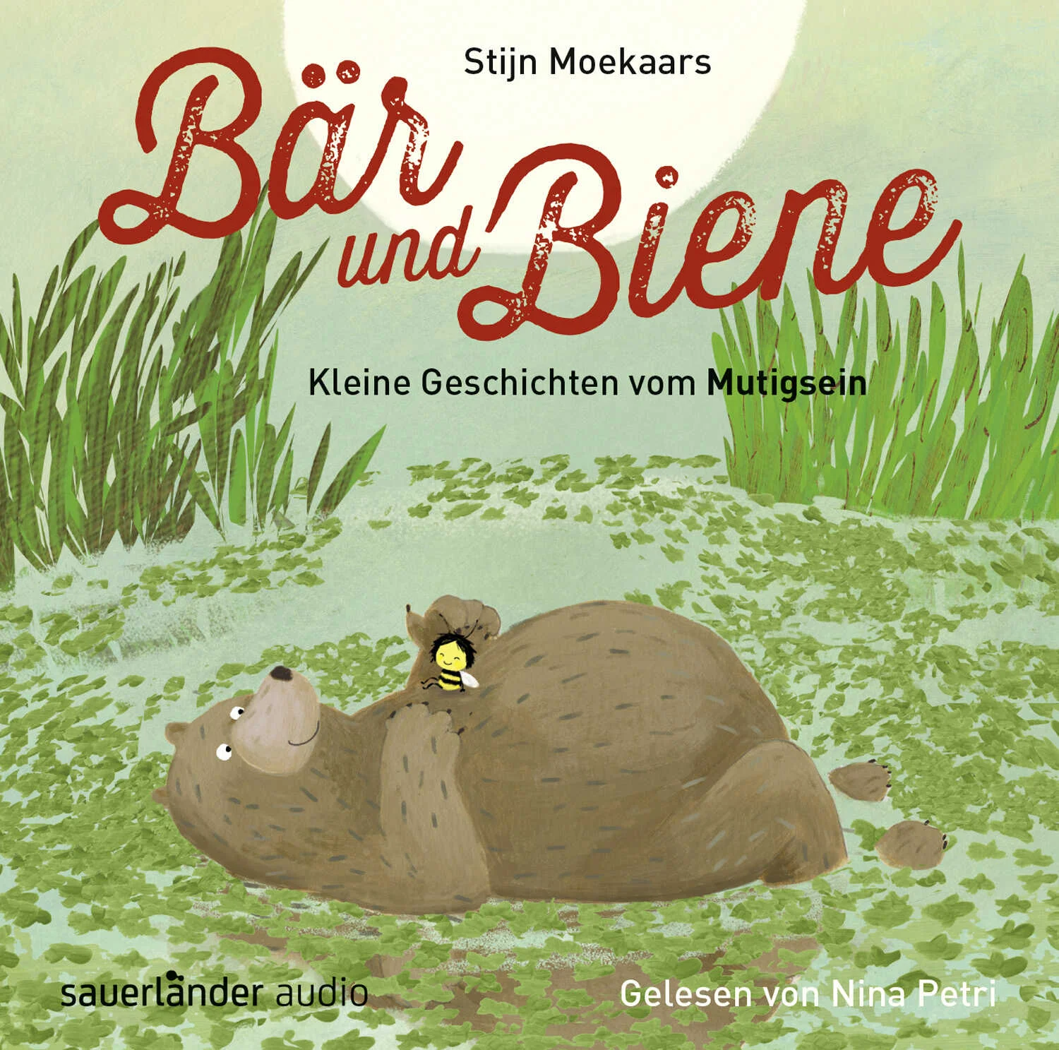 Bär und Biene sind zwei, die einfach zusammen gehören. Und deshalb sitzen sie gern zusammen auf ihrem Nachdenkstein und reden über alles. Sie helfen einander, trösten sich und sind einfach gute Freunde. Diese wunderbar warmherzigen Vorlesegeschichten zum Schmunzeln und Nachdenken machen auch Erwachsenen riesigen Spaß:»Bär«, »Schwimmen«, »Fliegen«, »Irren«, »Dick«, »Violett«, »Wettkampf«, »Haare schneiden«, »Seiltanzen«, »Beunruhigt«, »Verirren«, »Flügel«, »Theater«, »Sich trauen« und »Höhle«.Die vielfach ausgezeichnete Schauspielerin Nina Petri liest so warm und kuschlig wie das Fell eines Bären ist und so beflügelnd leicht wie eine Biene fliegt. Begleitet wird sie von zauberhaften Klängen des Musikers Henrik Albrecht.