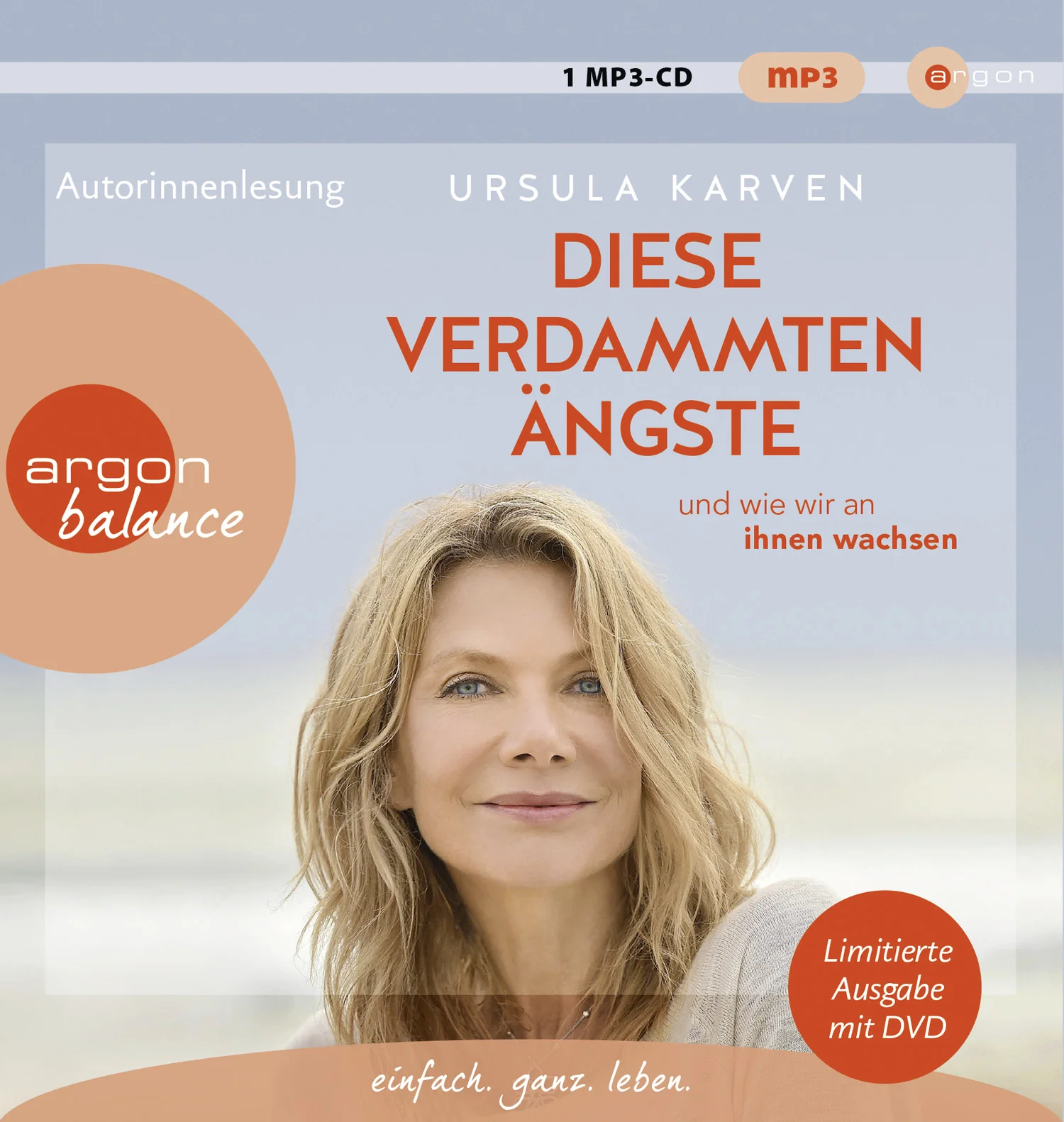 Mit Ursula Karven aufrecht durchs LebenEs gibt Gedanken, die uns in Panik versetzen. Was, wenn ich alles verliere? Was, wenn andere schlecht über mich reden? Was, wenn ich scheitere, finanziell nicht über die Runden komme, wenn ich allein bleibe – für immer? Ursula Karvens Name steht für innere Kraft und den Mut weiterzumachen, für die Fähigkeit, nach Schicksalsschlägen wieder aufzustehen. In diesem Hörbuch gibt die Schauspielerin und Yoga-Pionierin diese Stärke an uns weiter und zeigt, wie wir solche Sorgen durchschauen und auflösen. Denn Angst setzt sich nicht zuletzt in muskulären Verspannungen fest, die durch Yoga gezielt gelöst werden können – dann sind wir frei, das zu tun, was wir wirklich wollen. Mit Meditation und Yoga-Übungen auf einer zusätzlichen DVD.