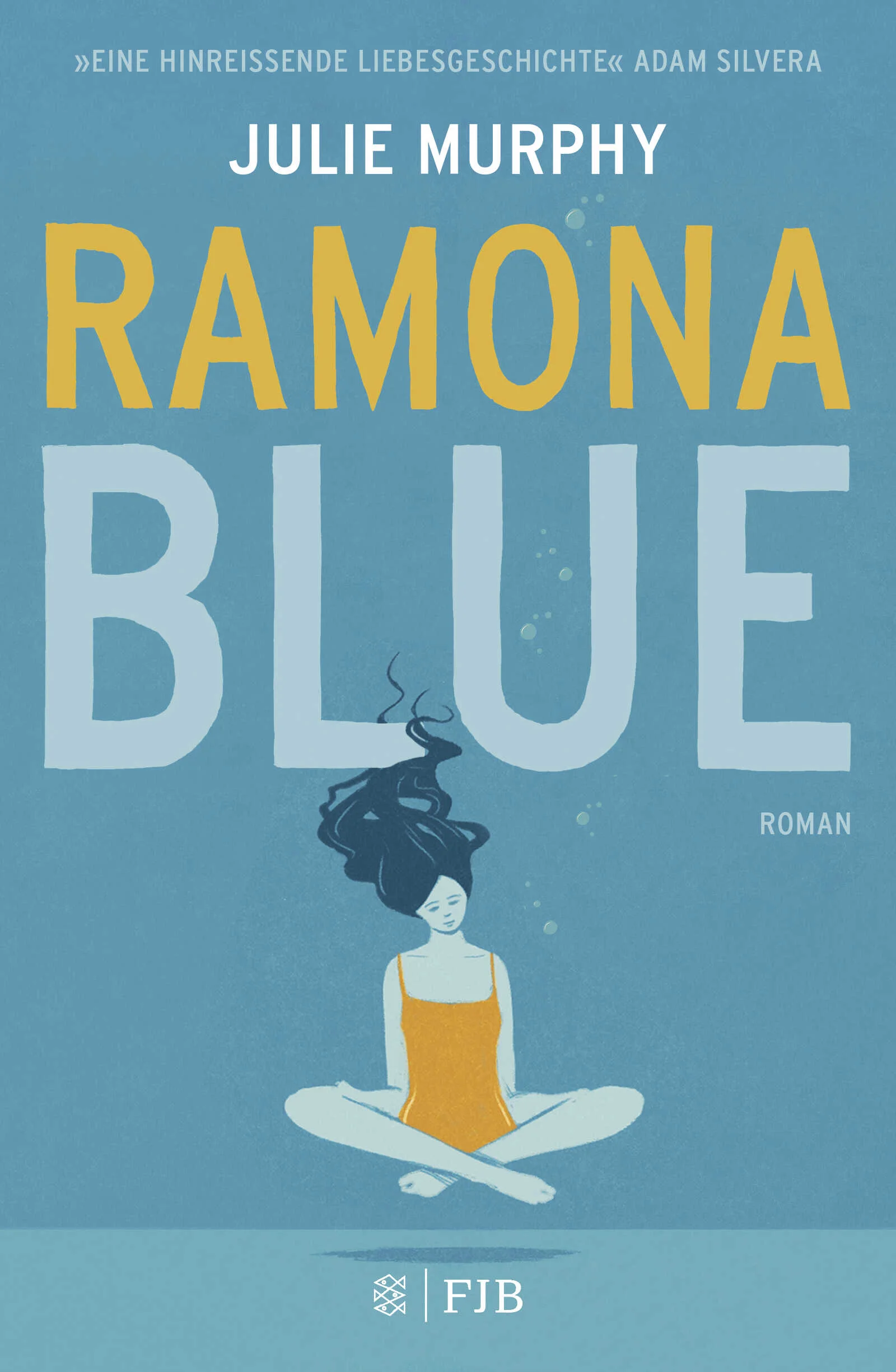 Ramonas Entdeckung der unbegrenzten Liebe ist von absoluter Schönheit.„Ramona Blue ist Julie Murphys bisher bestes Buch. Ich wünschte, ich hätte dieses Buch während meiner eigenen Jugend gehabt.“ ROBIN TALLEY Ramona war erst fünf Jahre alt, als der Hurrikan Katrina ihr Leben für immer veränderte. Seitdem scheint es, als habe sich die Welt gegen sie und ihre Familie verschworen. Mit ihrer außergewöhnlichen Größe von 1,80 Metern und ihren unverwechselbaren blauen Haaren, sind für Ramona drei Dinge sicher: Sie mag Mädchen, sie ist der totale Familienmensch, und sie weiß, dass sie für etwas Größeres bestimmt ist als für ein Leben in dem Wohnwagen in Eulogy, Mississippi, den die Familie ihr zu Hause nennt. Ramona jongliert mit mehreren Jobs, ihrer exzentrischen, unzuverlässigen Mutter und ihrem gutmeinenden, aber überforderten Vater, und ist so gezwungen, die Erwachsene in der Familie zu sein. Jetzt, mit ihrer schwangeren Schwester Hattie, wiegt die Verantwortung schwerer als je zuvor.Die Rückkehr ihres Jugendfreunds Freddie ist somit eine willkommene Ablenkung. Ramonas Freundschaft mit dem ehemaligen Wettkampfschwimmer geht genau da weiter, wo sie damals aufhörte, und bald hat er sie überredet, mit ihm im Becken ihre Bahnen zu ziehen. Als Ramona ihre Leidenschaft fürs Schwimmen entdeckt, beginnen sich auch, ihre Gefühle für Freddie zu verändern, was sie so gar nicht erwartet hätte. Mit ihrer wachsenden Zuneigung für Freddie, die ihre sexuelle Identität in Frage stellt, beginnt Ramona sich zu fragen, ob sie vielleicht Mädchen und Jungs mag oder ob diese neue Anziehung womöglich gar nichts damit zu tun hat. Auf jeden Fall wird Ramona erkennen, dass sich das Leben und die Liebe meist ähnlich anfühlen wie das Wasser, durch das sie ihre Bahnen zieht – fließend und veränderlich.