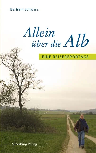 Touristische Broschüren und Reiseführer? Die hat Bertram Schwarz nur als Sitzunterlage bei Kälte benutzt. Der Rundfunkjournalist ist allein über die Schwäbische Alb gezogen, nicht um die Sehenswürdigkeiten, sondern um die Menschen dort kennenzulernen. Und so ist der SWR4-Reporter mit den Älblern ins Gespräch gekommen und hat vieles aus ihrem Leben erfahren. Manchmal haben sie ihn sogar daran teilhaben lassen, wie der Bäcker mit der Jim-Knopf-Frisur. Und zuweilen haben sie ihm die kalte Schulter gezeigt, wie der Busfahrer, der sich geweigert hat, sein fahrplanmäßiges Ziel anzusteuern. Alles in allem hat Schwarz die Leute auf der Schwäbischen Alb auf eine wunderbare Art erlebt: spontan und ungekünstelt, oft rau und knorrig, dann wieder herzlich – und lebensklug.