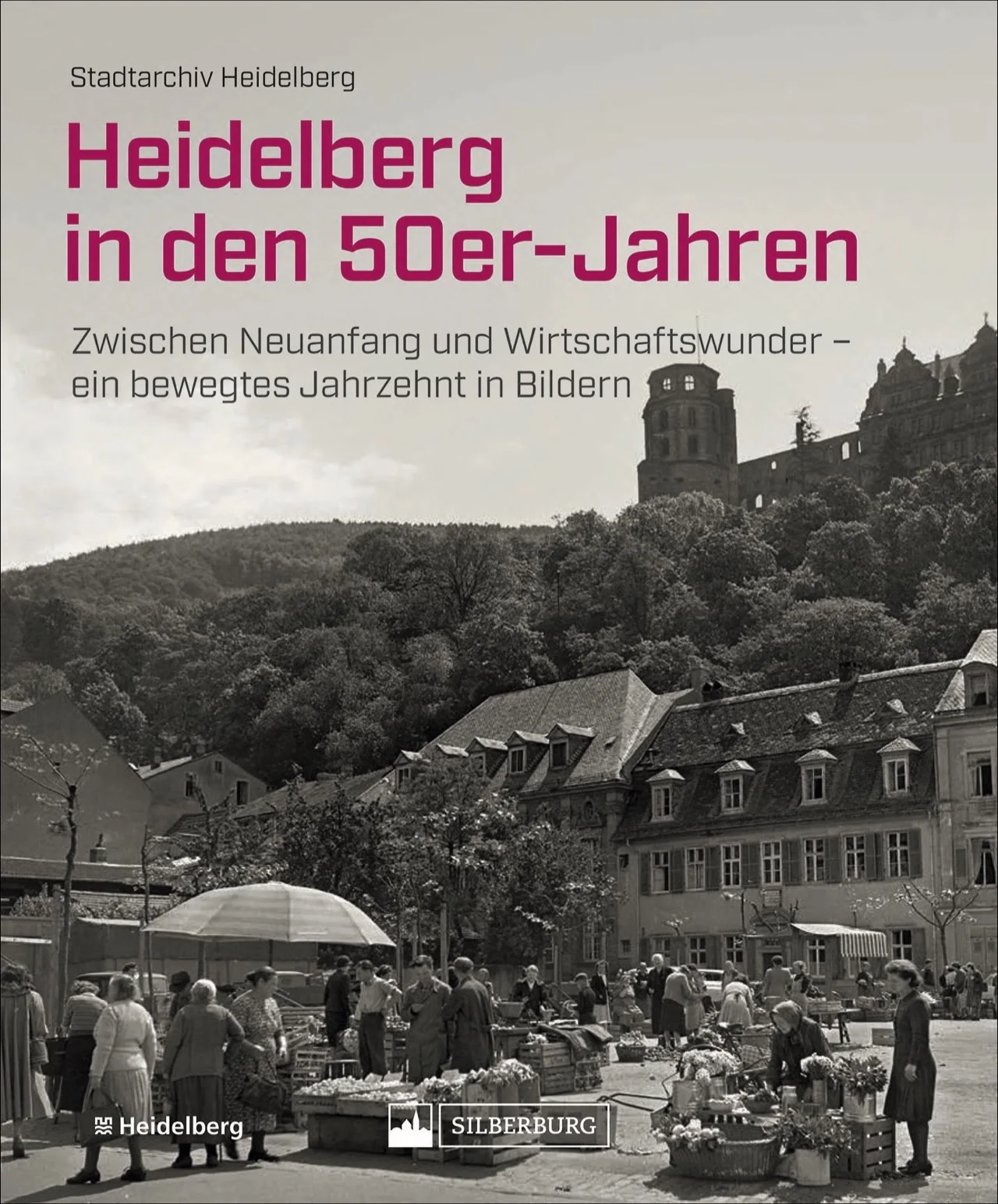 Rund 160 bislang meist unveröffentlichte Fotos zeigen den Alltag im Heidelberg der 1950er-Jahre. Kenntnisreich kommentiert erschließt das Archiv faszinierende Aufnahmen aus seinem Bestand. Aufnahmen von atmosphärischer Dichte und Authentizität führen zurück in die Zeit des Übergangs von der durch die amerikanische Beschlagnahme von Wohnraummangel geprägten Nachkriegszeit zum langsam einsetzenden Wirtschaftswunder. Zum Neu- und Wiederentdecken.