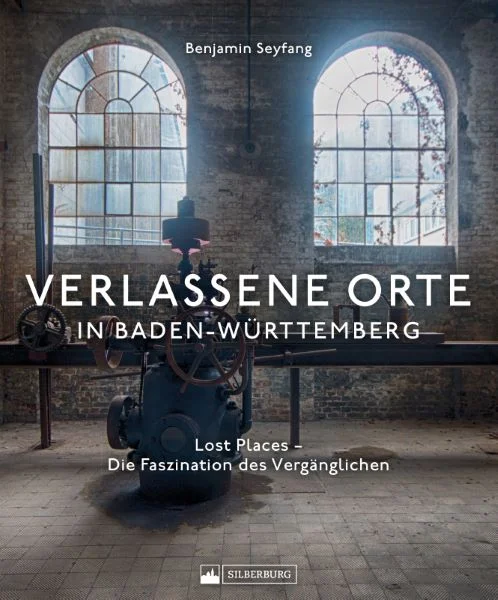 Der Charme des Vergänglichen – Entdecken Sie verlassene Orte in ganz Baden-WürttembergBenjamin Seyfang hat die spektakulärsten Lost Places in Baden-Württemberg besucht und mit der Kamera in stimmungsvollen Aufnahmen eingefangen. Seine eindrucksvollen Fotografien versetzen den Betrachter in verloren gegangene Lebenswelten und atmen den Charme des Vergänglichen. Verfallene Orte mit morbidem Charme versetzen Sie in die Vergangenheit zurück und bezaubern Sie mit ihrer faszinierenden Geschichte. Lassen Sie sich von der Schönheit des Verfallenen begeistern – dieser Bildband ist ein Muss für alle, die sich für die Geschichte und der Lost Places in Baden-Württembergs interessieren. Geheimnisvolle Lost Places in Baden-Württemberg Grandiose Fotos aus der Urban-Explorer-Szene Vom Erfolgsautor Benjamin Seyfang
